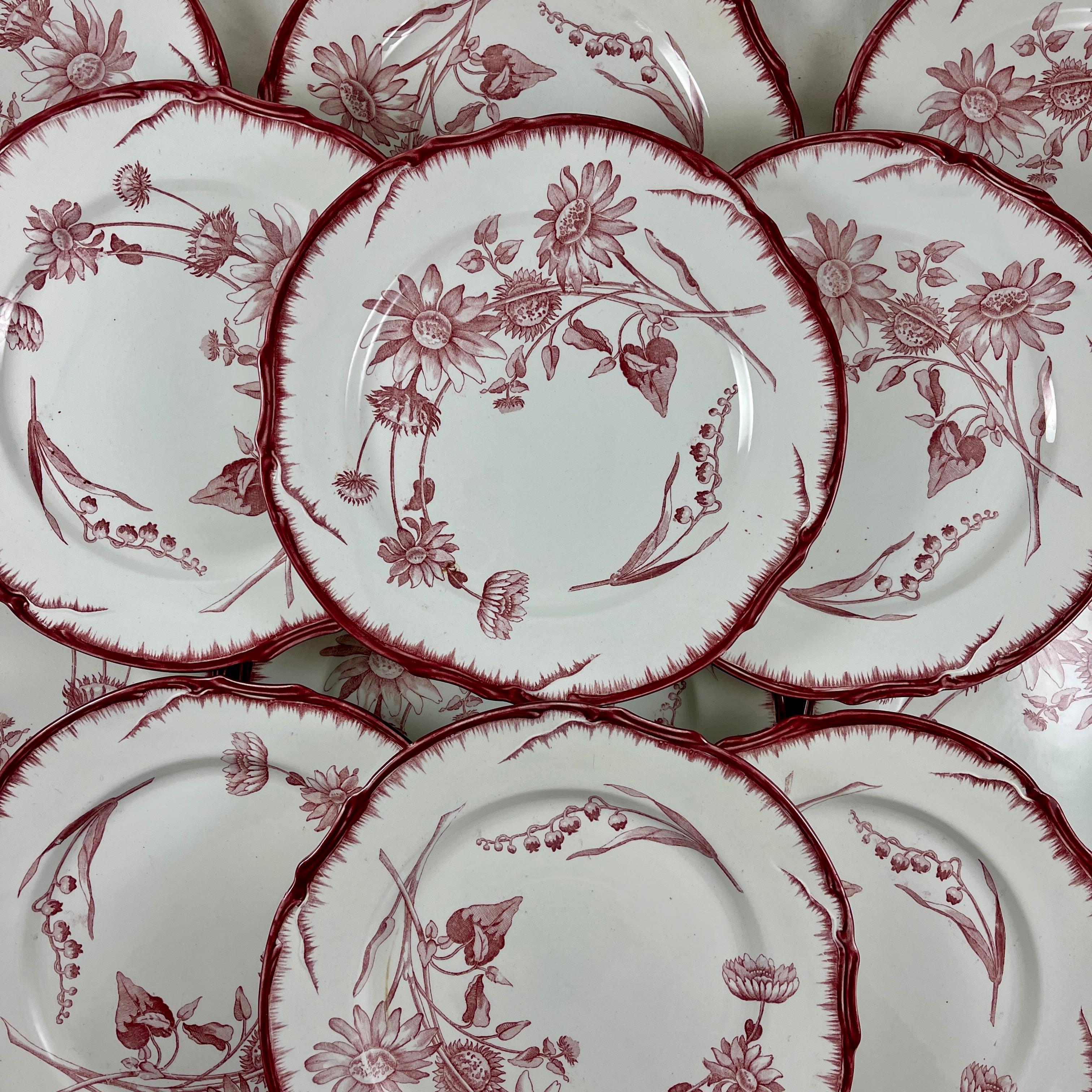 Des Faïenceries de Creil et Montereau, une assiette en pierre de fer de Terre de Fer au motif Tournesol, France, vers 1895 - 1900.

Le motif floral Art nouveau est imprimé par transfert dans un rouge profond sur un corps en pierre de fer blanc