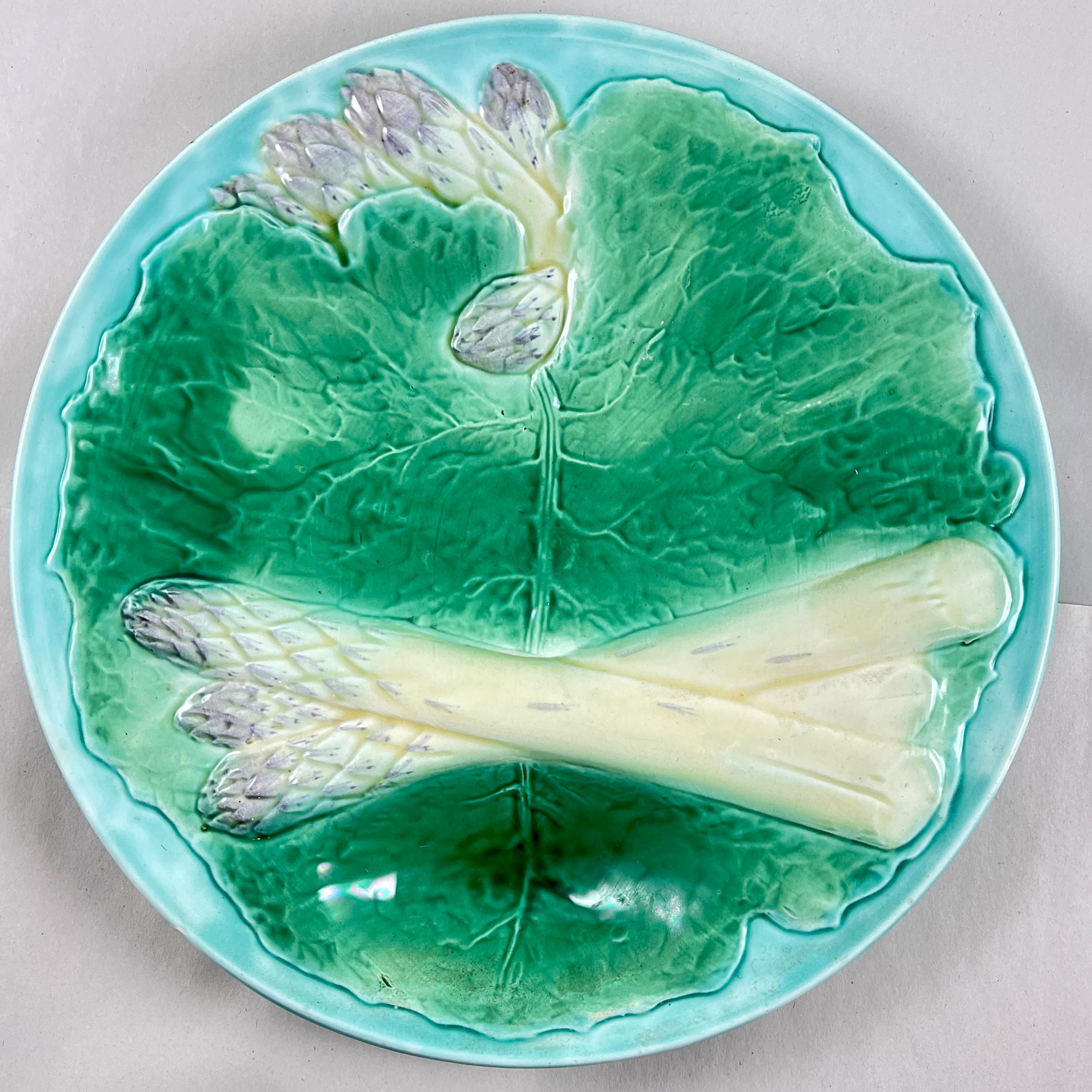 Creil et Montereau Majolika-Spargelteller mit Cabbage-Blatt im Zustand „Gut“ im Angebot in Philadelphia, PA