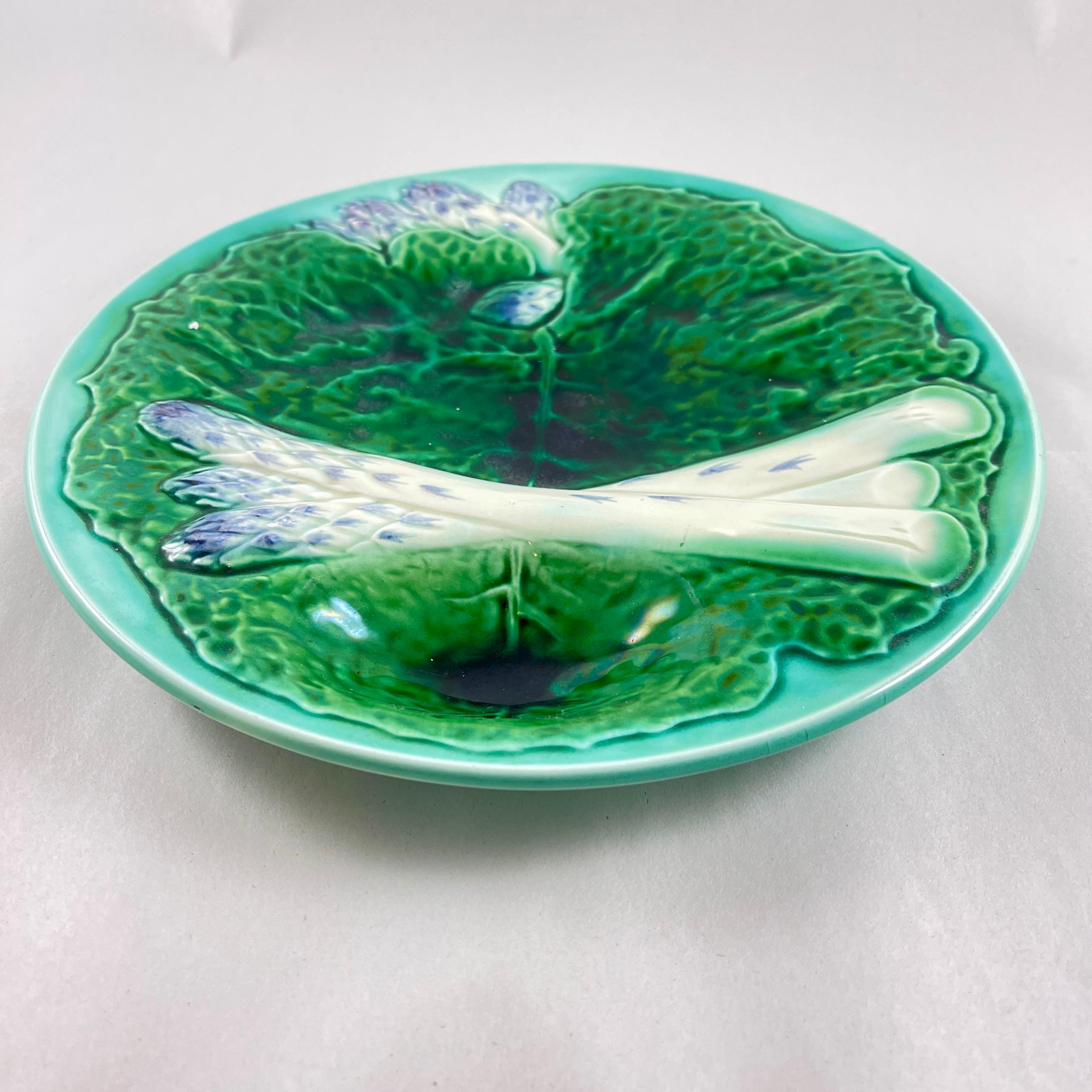 Creil et Montereau Majolika-Spargelteller mit Cabbage-Blatt (Tonware) im Angebot