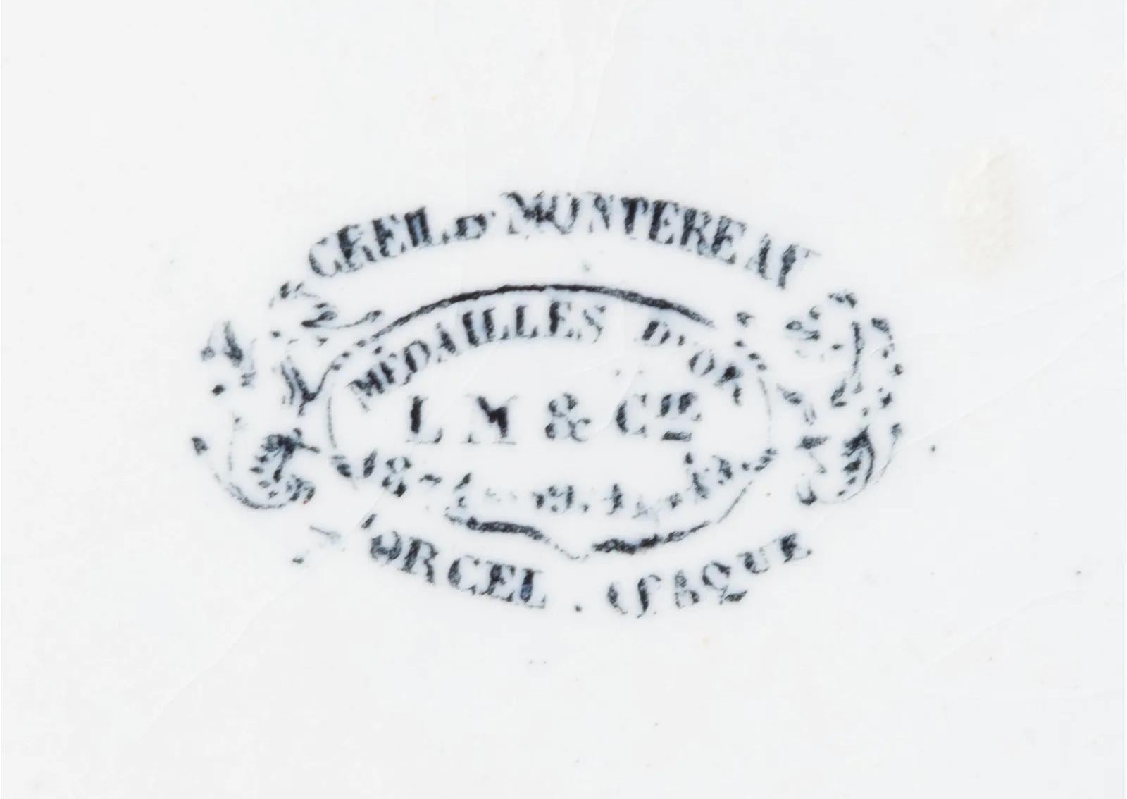 Assiettes à feuilles en poterie de Creil et Montereau,
Ensemble de douze assiettes,
vers 1840

Les douze assiettes en faïence de la société Creil et Montereau sont circulaires avec un fond bleu profond sur le bord. Tout le centre est sous la