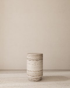 Sgabello in travertino Crema Colonnade