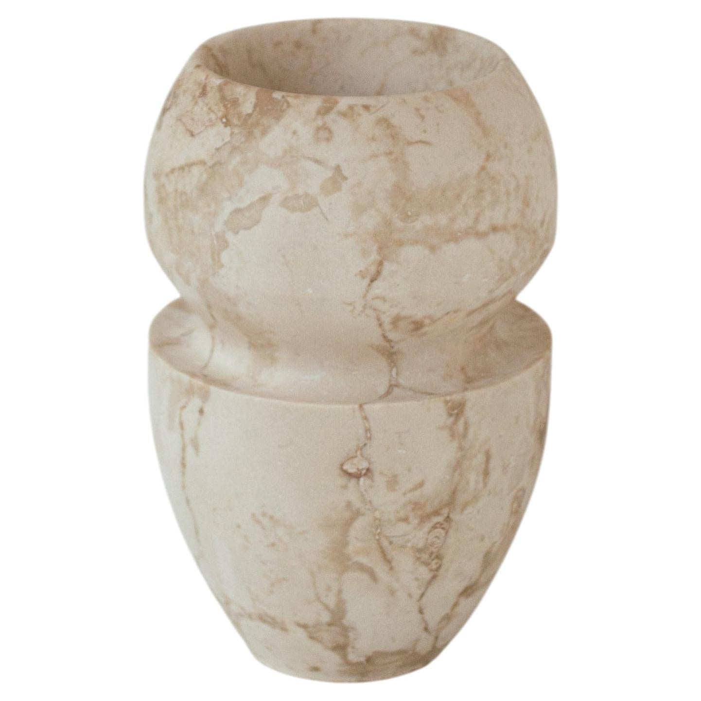 Crema Maya Stone Blumenvase oder Vesse 'HABAPAURA', von Hand geschnitzt im Angebot
