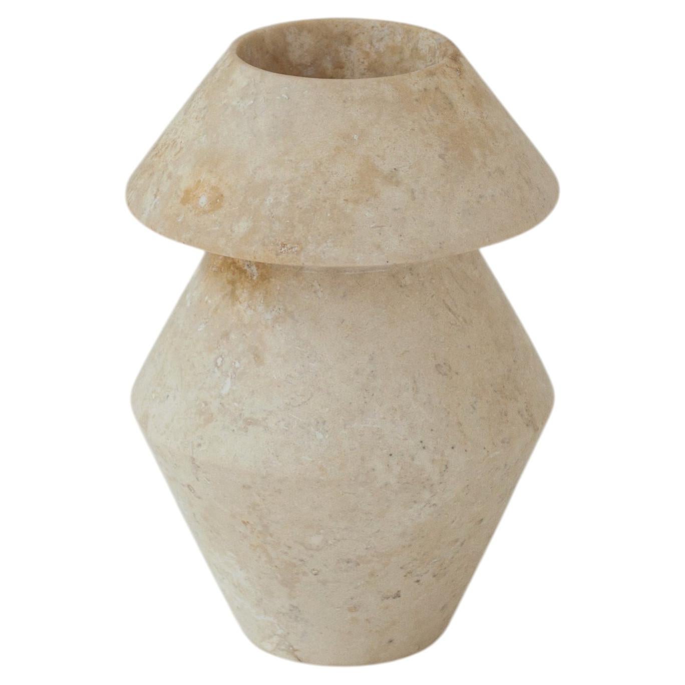 Vaso da fiori in pietra di Crema Maya o Vesse 'SAGO', scolpito a mano