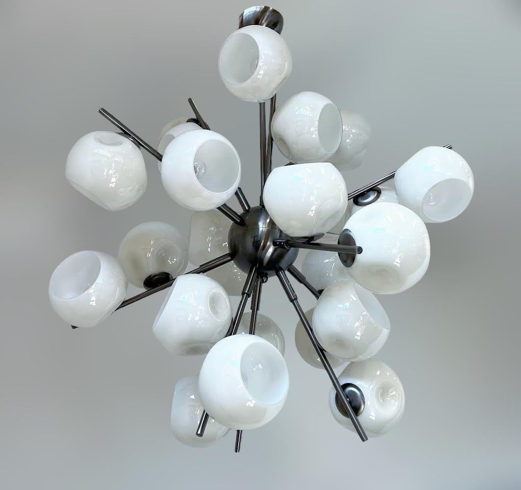 Mid-Century moderno Lampadario Crema Sputnik di FABIO LTD in vendita