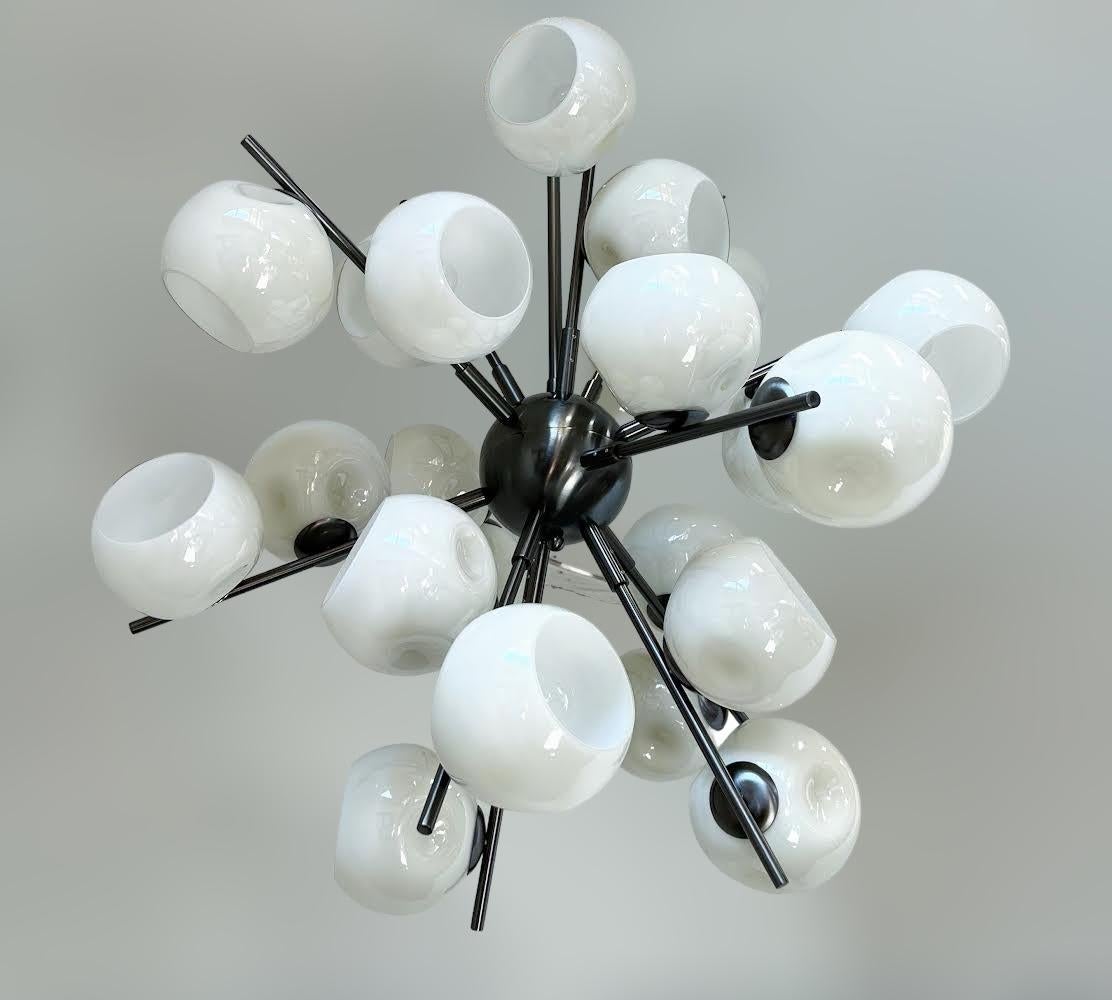 Italiano Lampadario Crema Sputnik di FABIO LTD in vendita