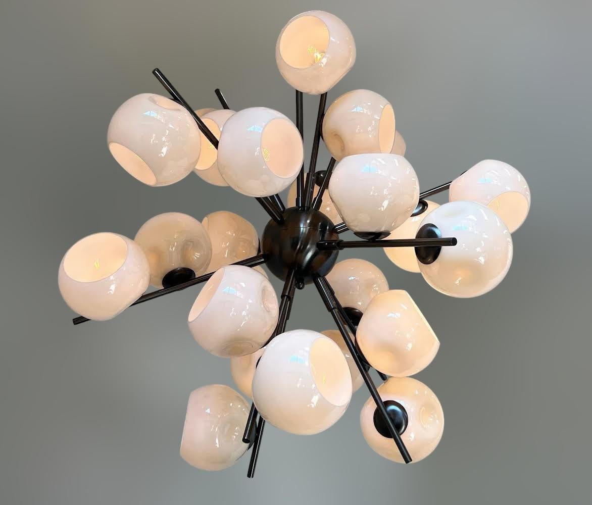 Ottone Lampadario Crema Sputnik di FABIO LTD in vendita