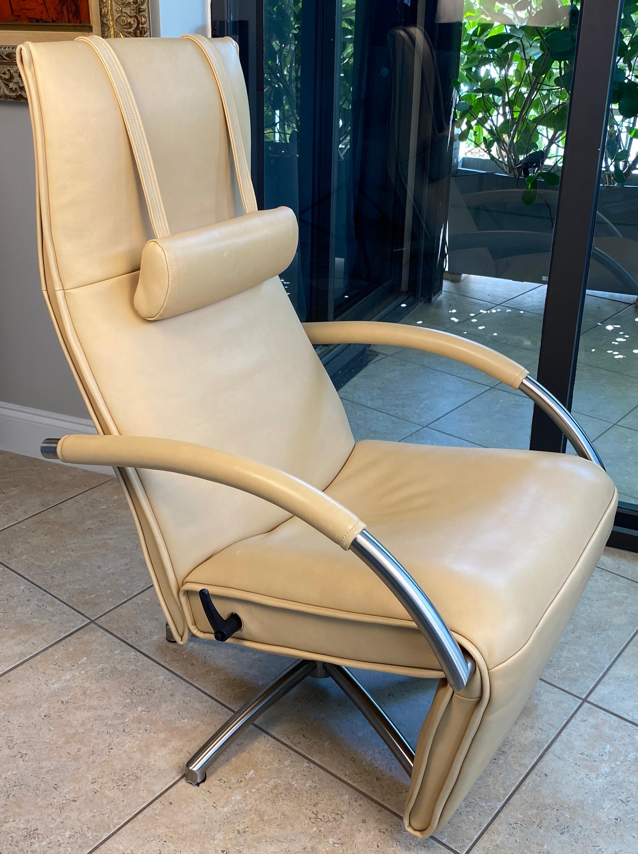 Mid-Century Modern Creme Color Leather Lounge Chair, Mensana JR 7260 Armchair by Jori For Sale
