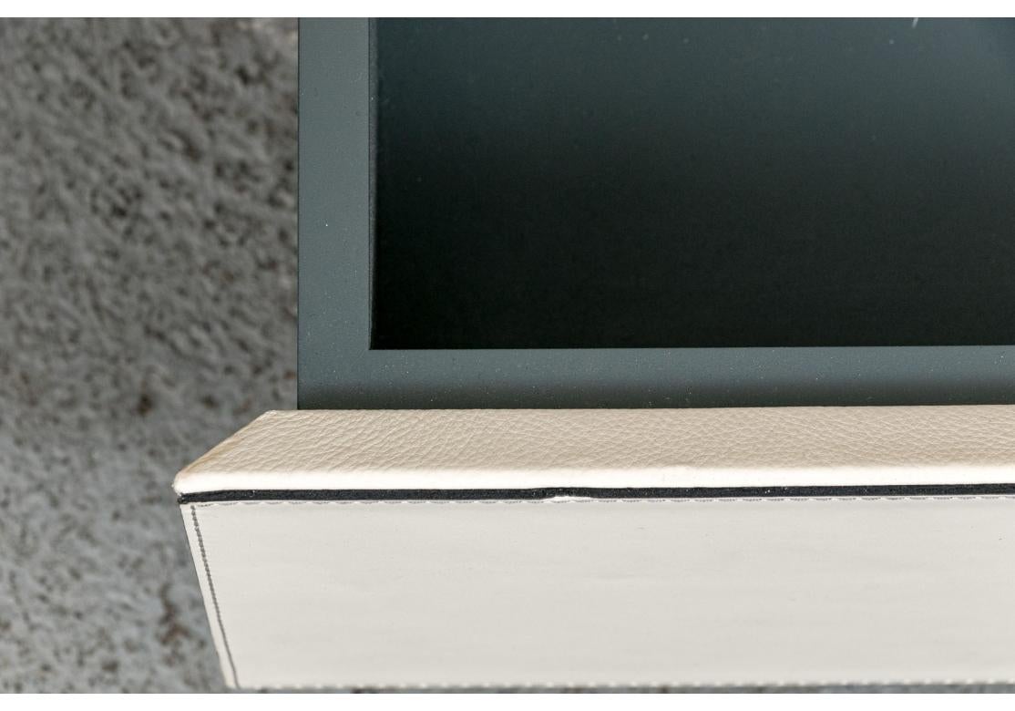 Mobile multimediale basso a parete in pelle color crema Poltrona Frau in vendita 6