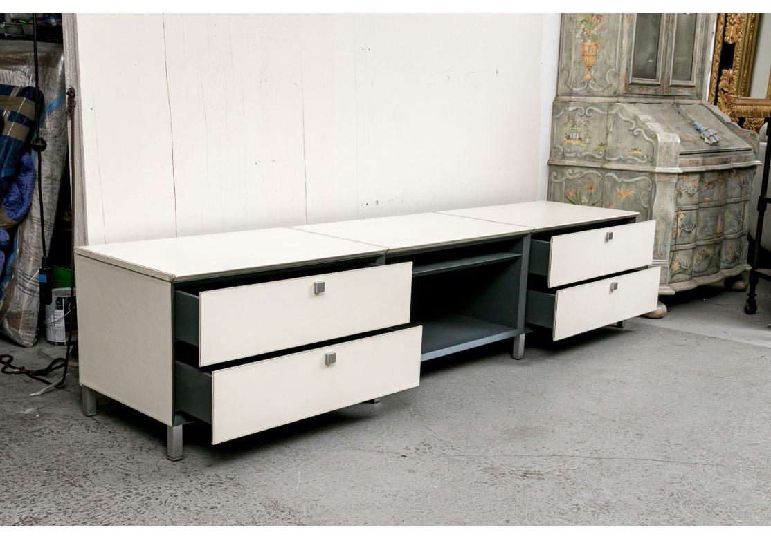 Metallo Mobile multimediale basso a parete in pelle color crema Poltrona Frau in vendita