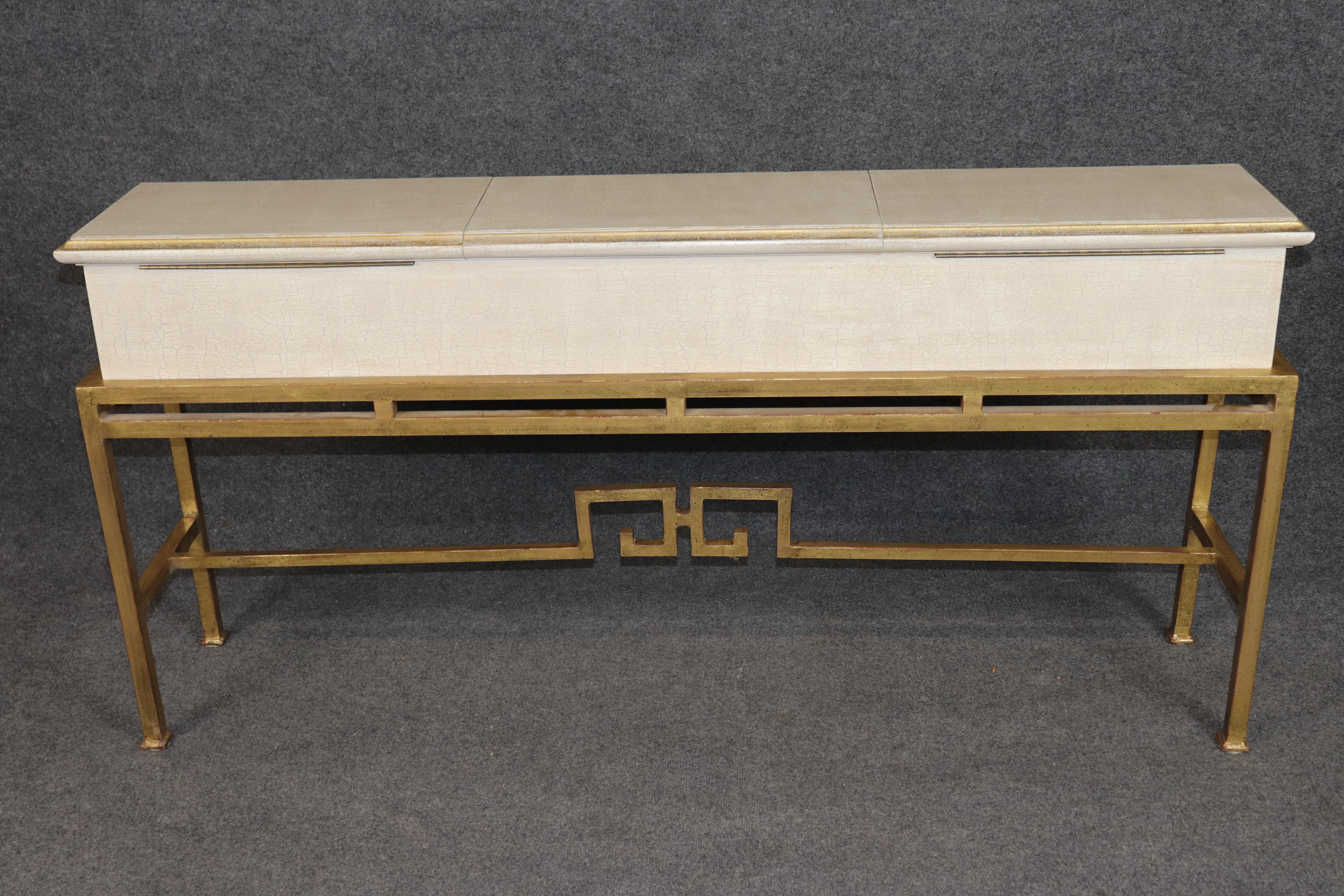 Creme Schmal Tiefe beendet vergoldetes Eisen Hollywood Regency Stil Konsole Tisch im Angebot 1