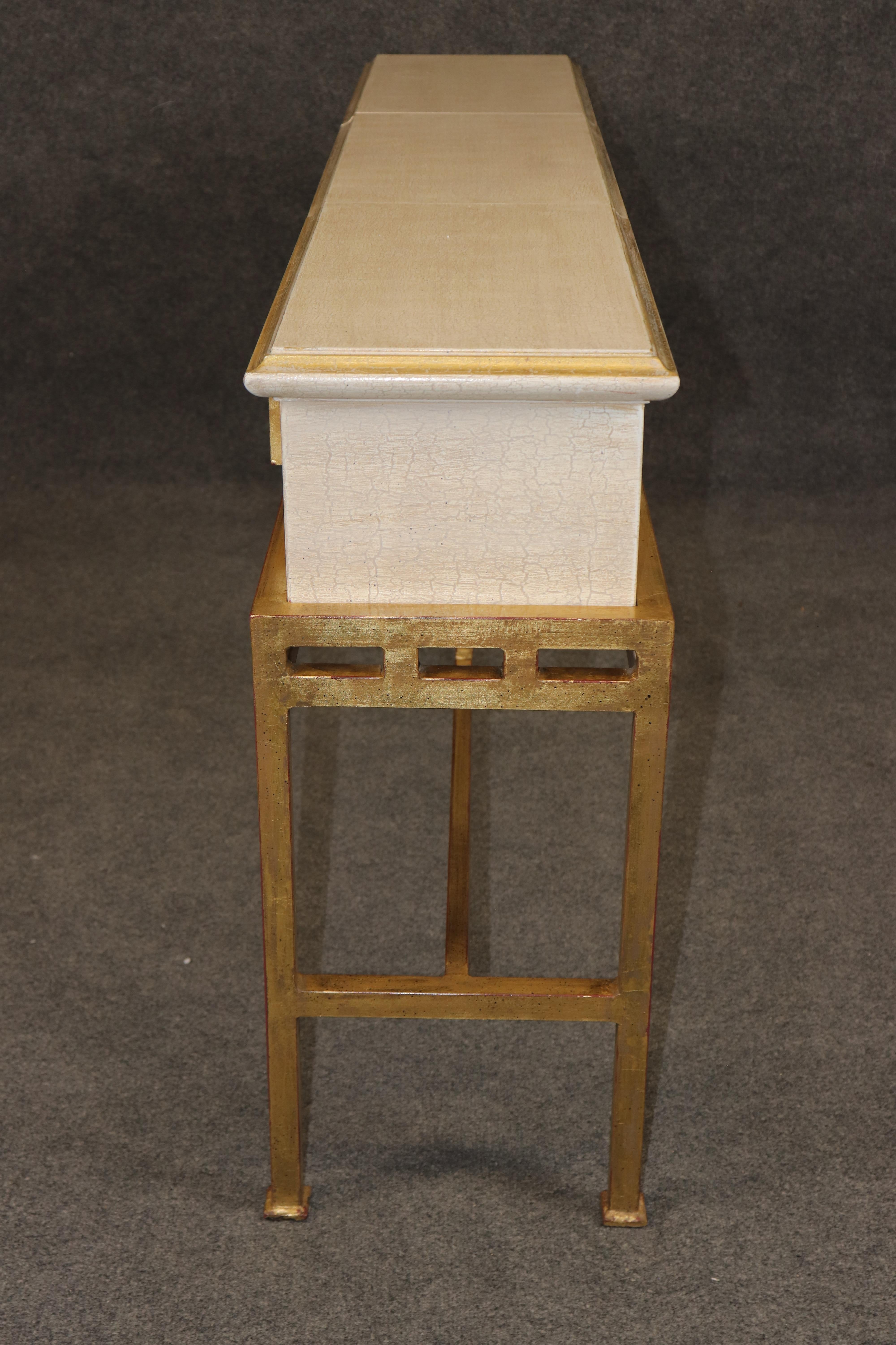 Creme Schmal Tiefe beendet vergoldetes Eisen Hollywood Regency Stil Konsole Tisch im Angebot 2