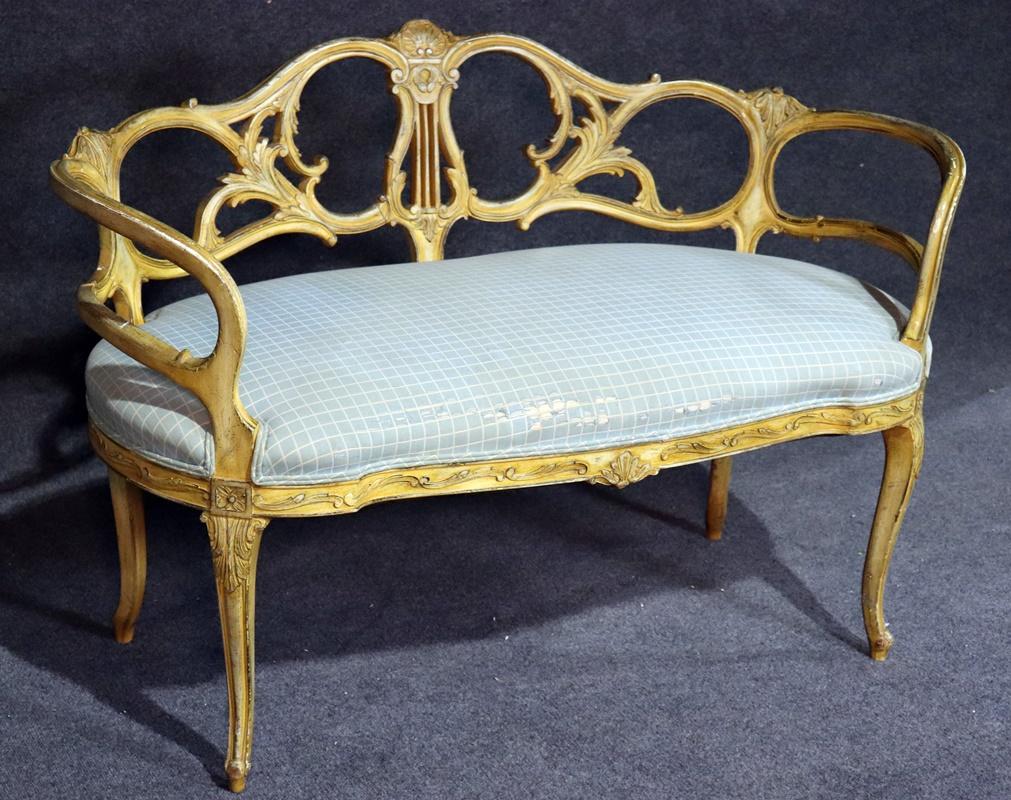 Crème Paint Decorated French Louis XV Style Window Bench In Distressed Condition In Swedesboro, NJ