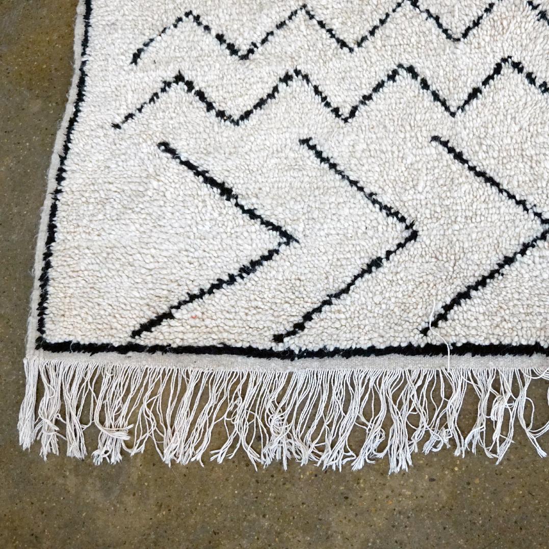 Hand-Woven Creme white and black Vintage Moroccan Handwoven Wool Berber Rug For Sale