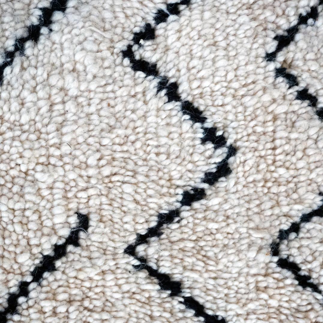 Tissé à la main Tapis berbère vintage marocain en laine tissée à la main, blanc crème et noir en vente