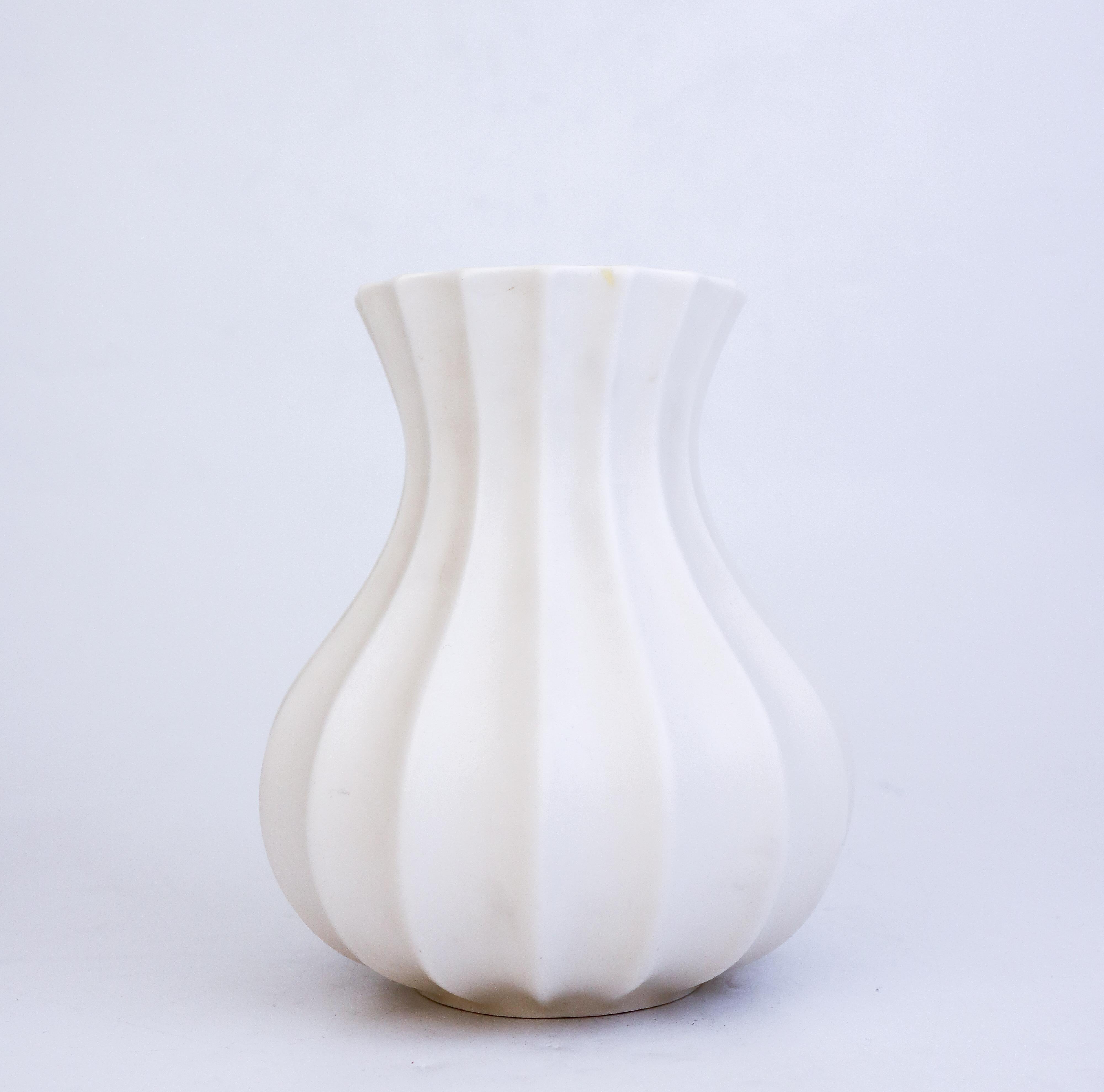 Un delizioso vaso bianco cremoso disegnato da Pia Rönndahl a Rörstrand negli anni '80. Il vaso è alto 17,5 cm ed è in ottime condizioni, a parte alcuni segni minori. È contrassegnato come nella foto ed è di prima qualità. 


