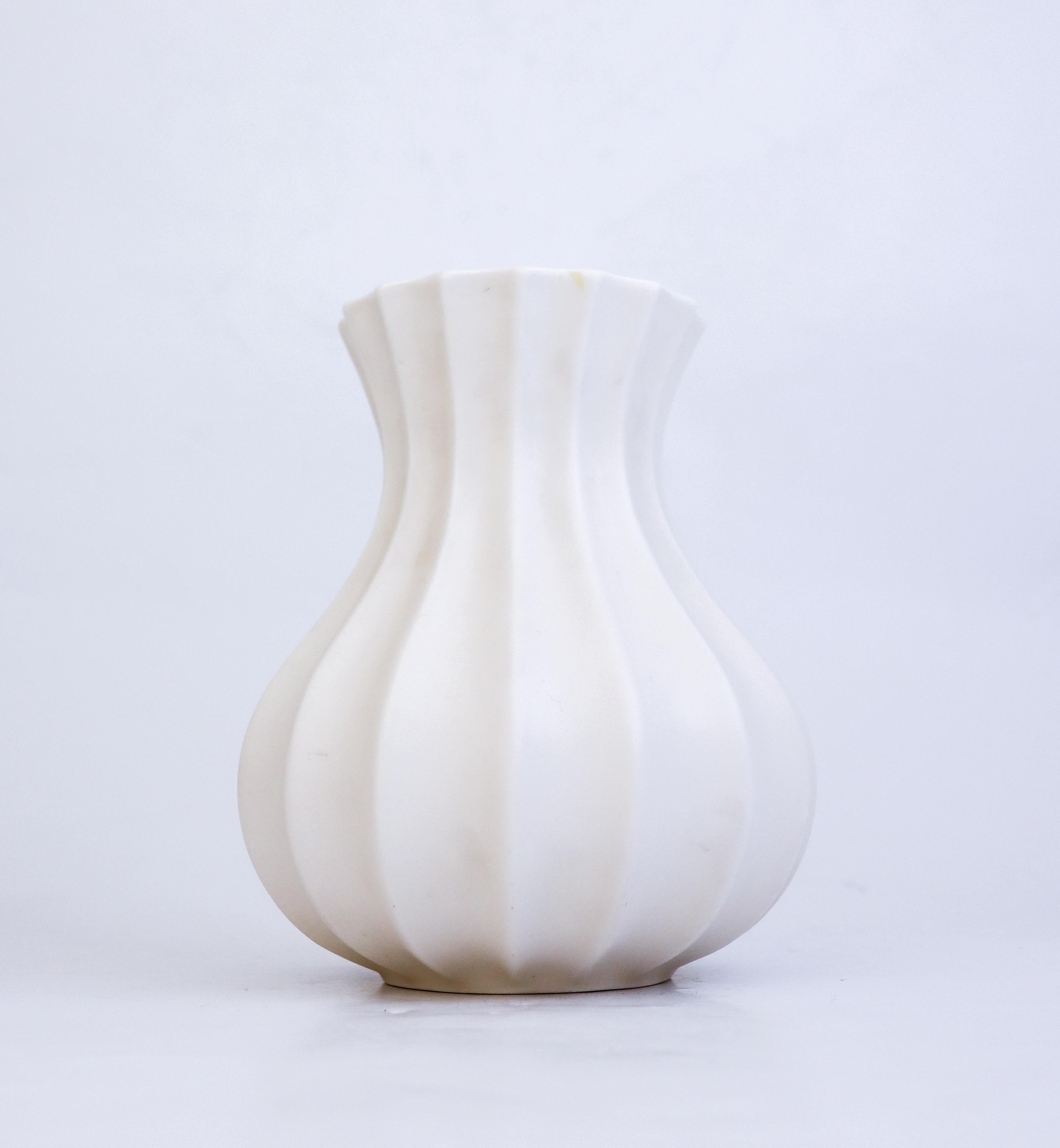 Scandinavo moderno Vaso in porcellana bianco crema - Pia Rönndahl Rörstrand - The Modern Scandinavian in vendita
