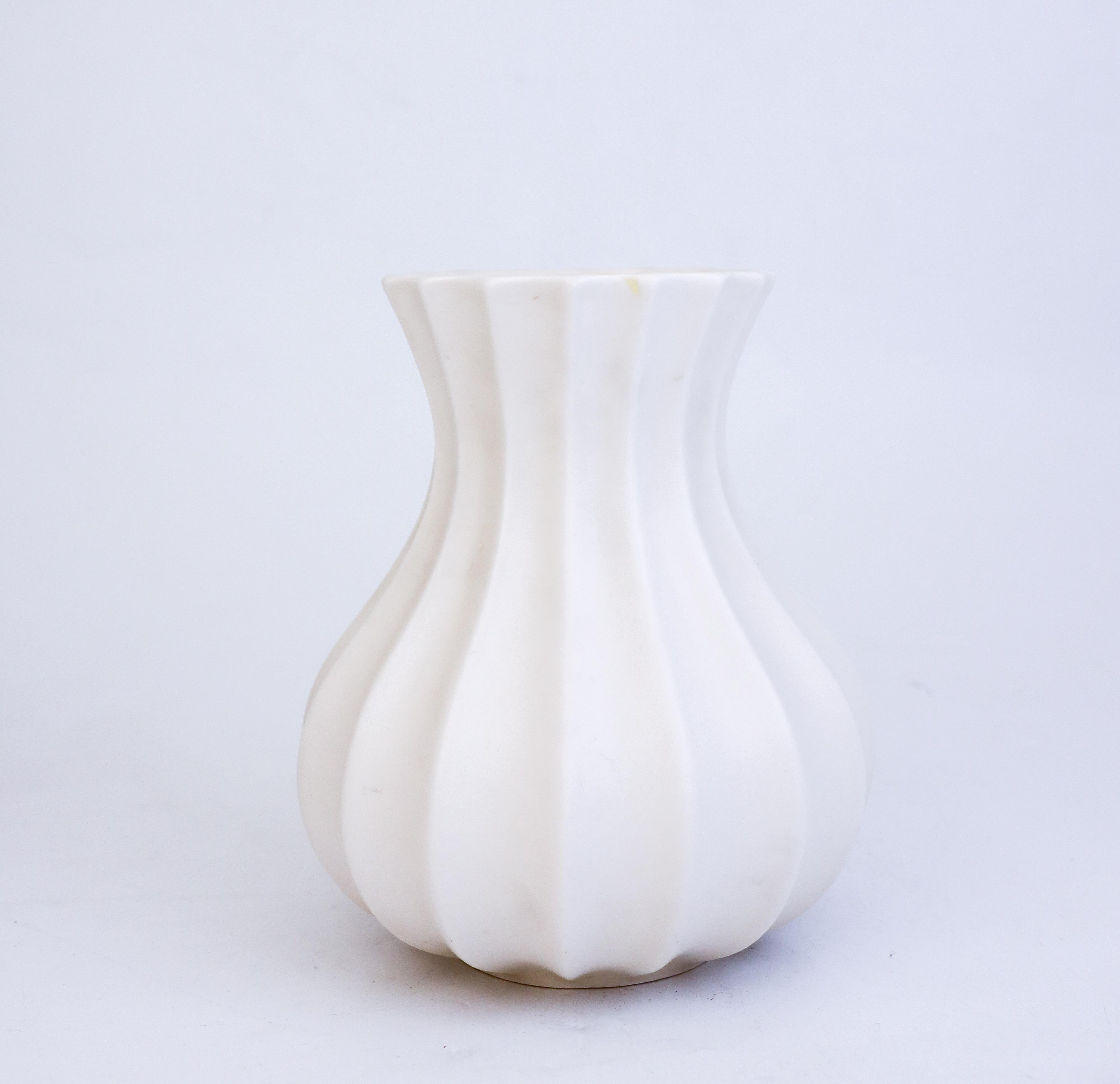 Svedese Vaso in porcellana bianco crema - Pia Rönndahl Rörstrand - The Modern Scandinavian in vendita