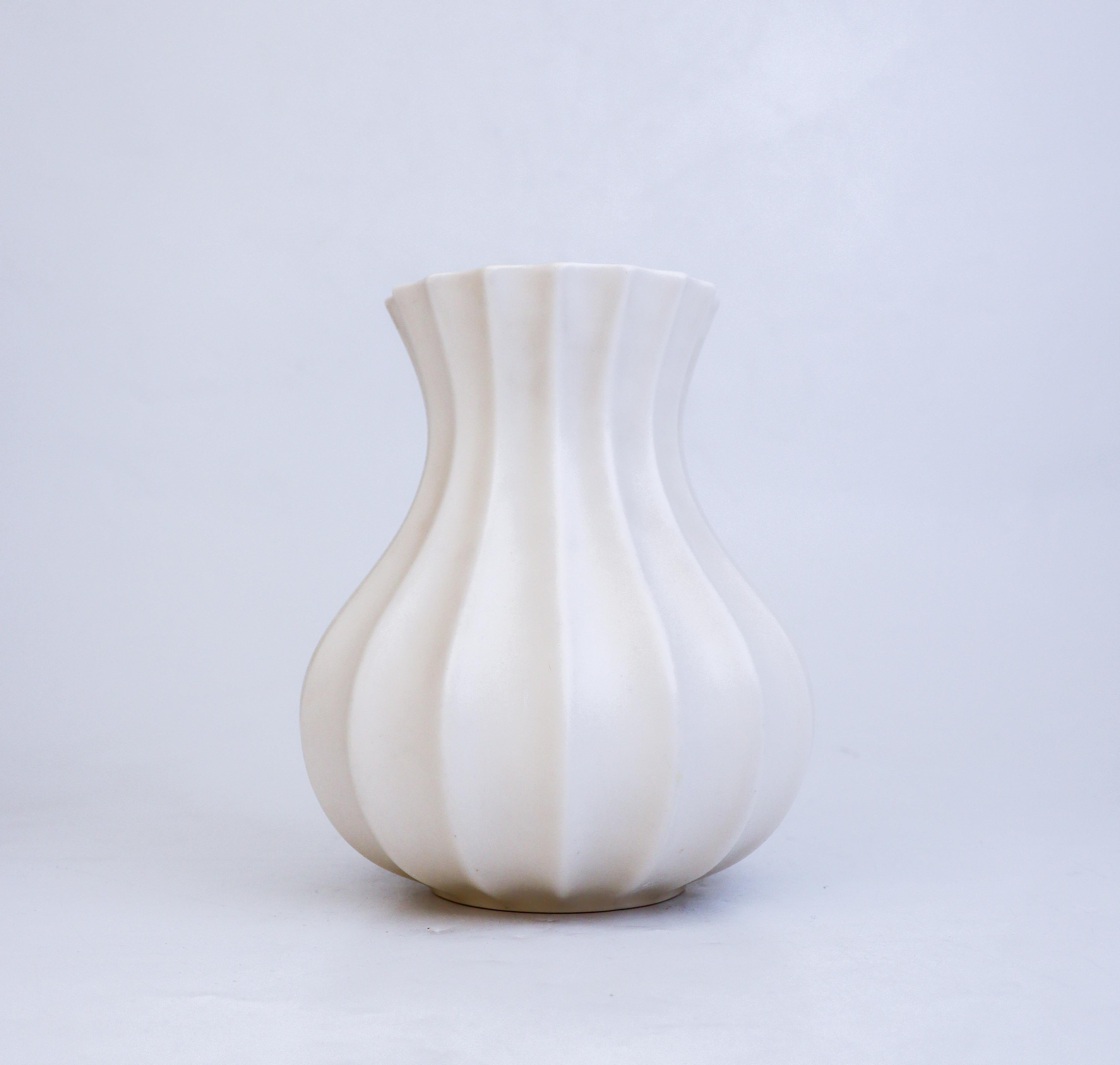 Fine XX secolo Vaso in porcellana bianco crema - Pia Rönndahl Rörstrand - The Modern Scandinavian in vendita