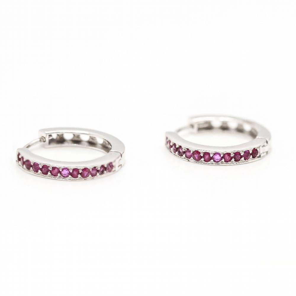 Orecchini in oro e diamanti per donna  24x rubini naturali con peso totale di 0,50ct  Chiusura a clip  oro bianco 18 carati  2,98 grammi.  Misure: Lunghezza 1,5 cm  Articolo nuovo di zecca  Rif.:D363099CG