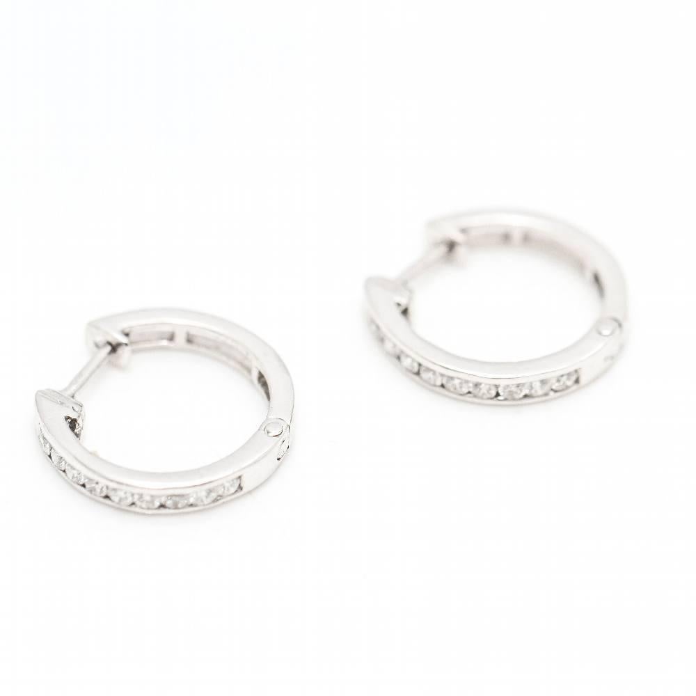 Hoop Gold and Diamond Earrings. / 9x brilliant cut diamonds with a total weight of 0.40 ct. in G/SI quality, 9x diamonds, clip closure, 18kt white gold, 3.14 grams.  Measures: Length 1,5cm  Brand new item b Ref.:D363097CG