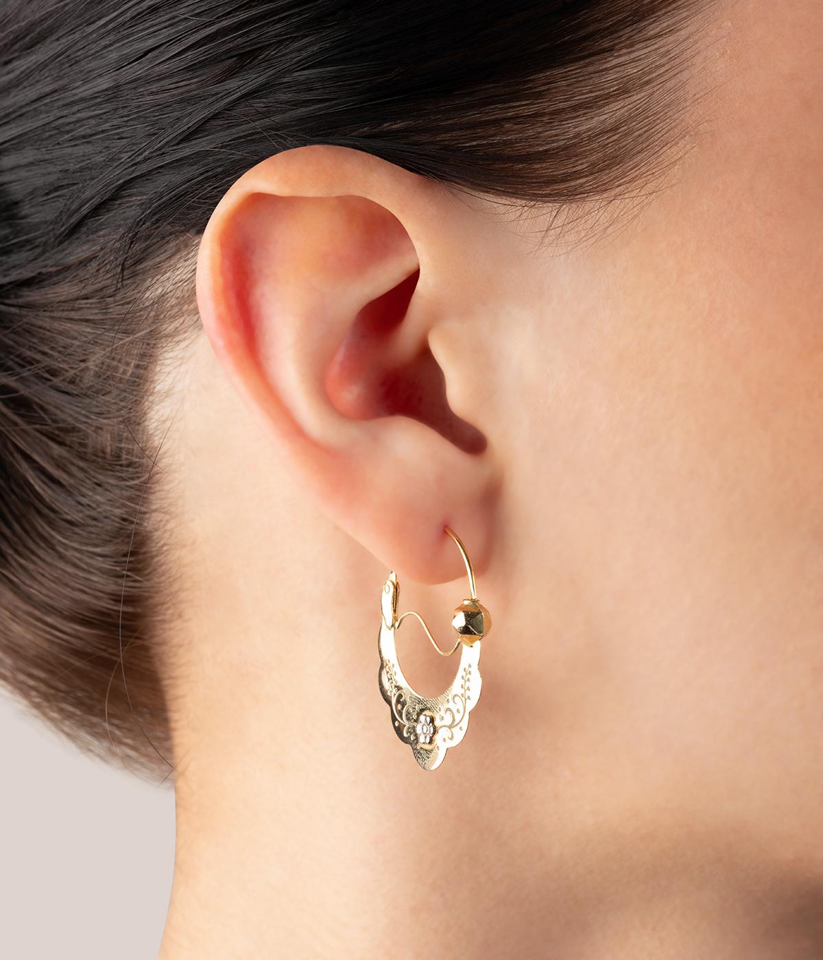 Créoles savoyardes anciennes en or 18 carats (750 millièmes) des années 40, à décor de fleurettes et de volutes. Ces créoles sont des bijoux traditionnels de Savoie. Aussi appelées créoles tarines, elles font leur apparition sous le second empire