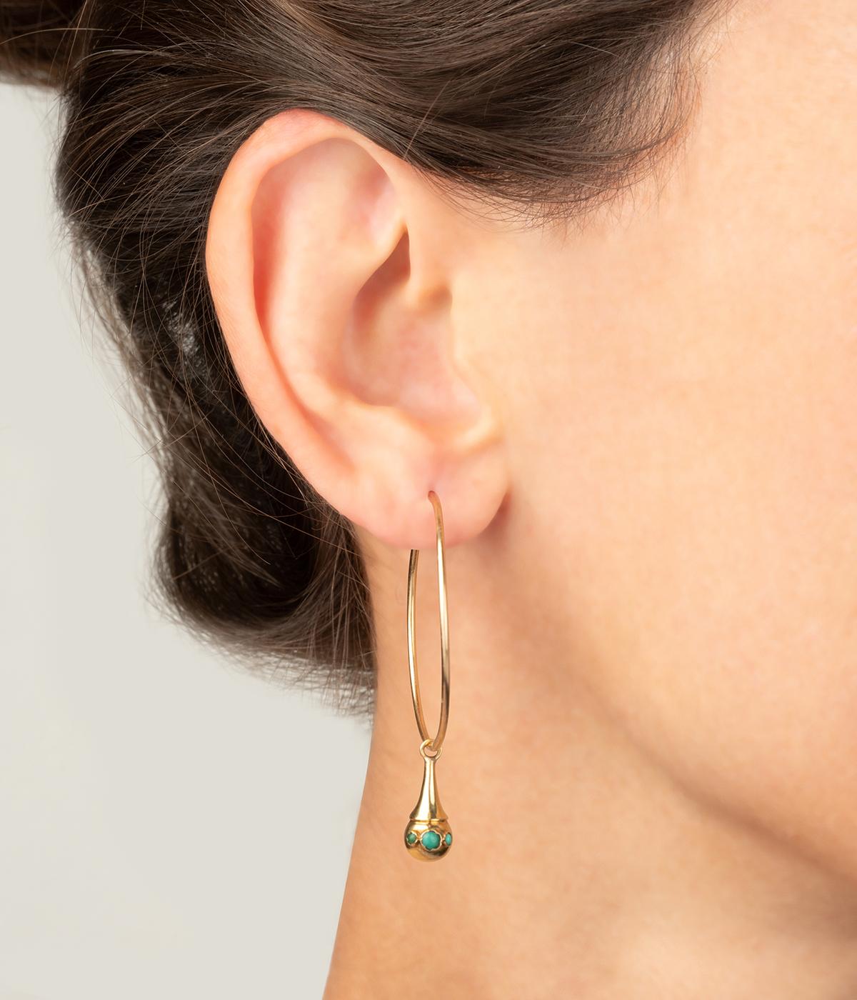 Créoles anciennes en or 18 carats (750 millièmes) de la fin du 19ème siècle, qui retiennent une pampille en goutte sertie de trois turquoises. 

Poids total du bijou : 6,57 g environ.
Hauteur 5,5 x Diamètre 4 cm.
Poinçon tête d'aigle.