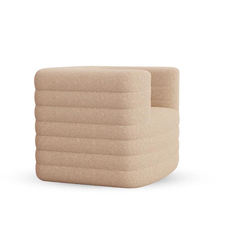 Der CREPE Accent Chair - Medium von Essentia Home ist ein Inbegriff von Kühnheit und Formalität, der sich in jedem Interieur gut macht. Die ausgewogene Schichtung und die weiche Geometrie zwischen Plüschkomfort und architektonischer Komposition