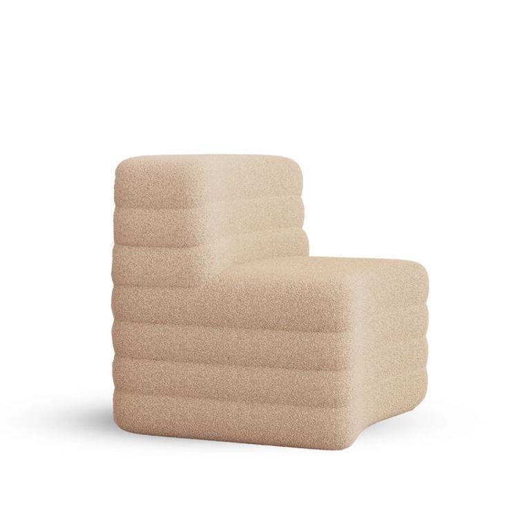 La chaise d'appoint CREPE Bigli d'Essentia Home est opulente, étant une pièce de déclaration qui installera les espaces contemporains avec une douceur sculpturale et une présence opulente. La forme large et accueillante crée une sensation de poids