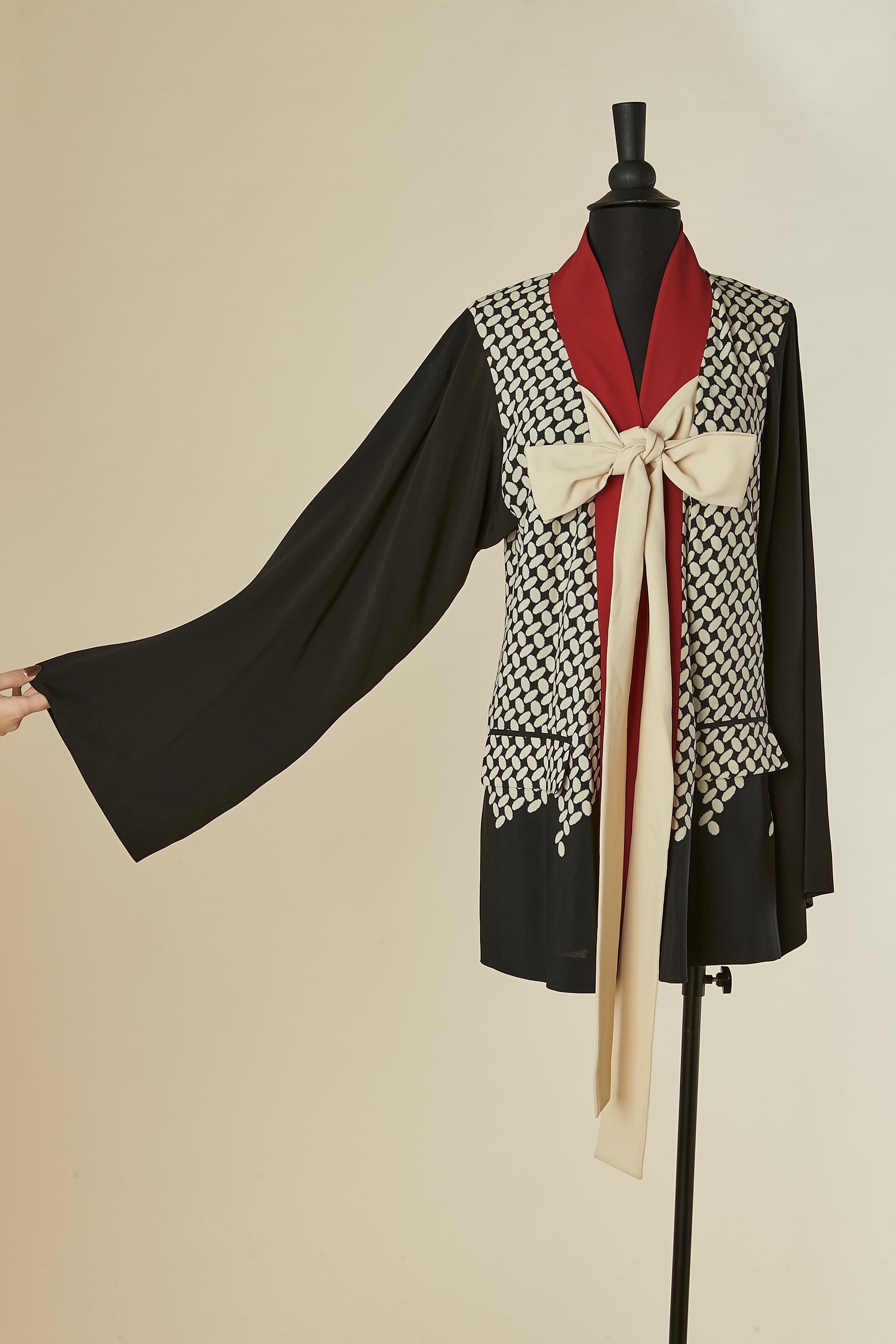 Giacca kimono in crêpe . Composizione del tessuto: 54% seta, 46% acetato. 
Tasca su entrambi i lati. 
TAGLIA M 