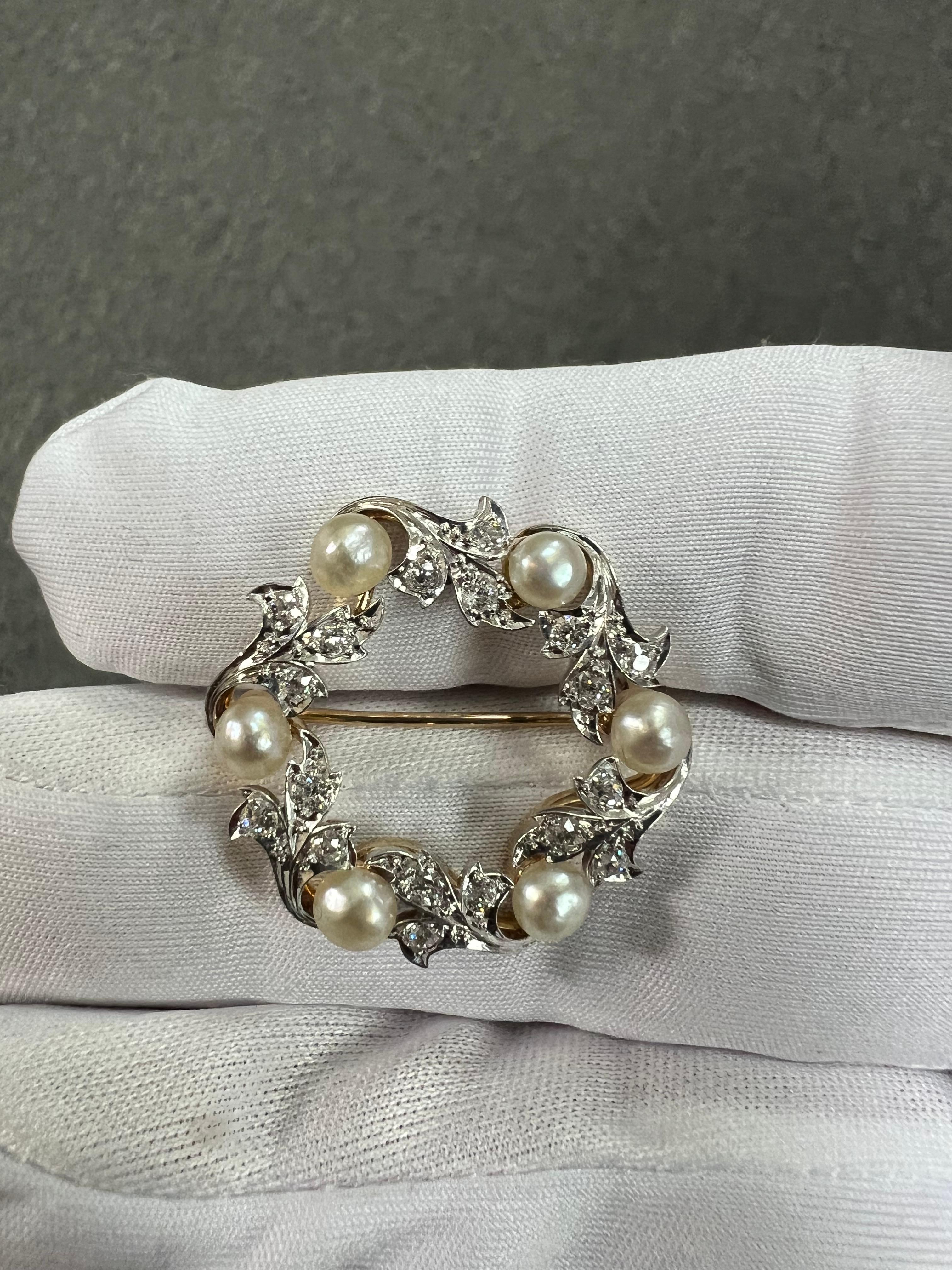 Women's or Men's Cresarrow Diamond Pearl Platinum Yellow Gold Wreath Brooch Circa 1900 For Sale