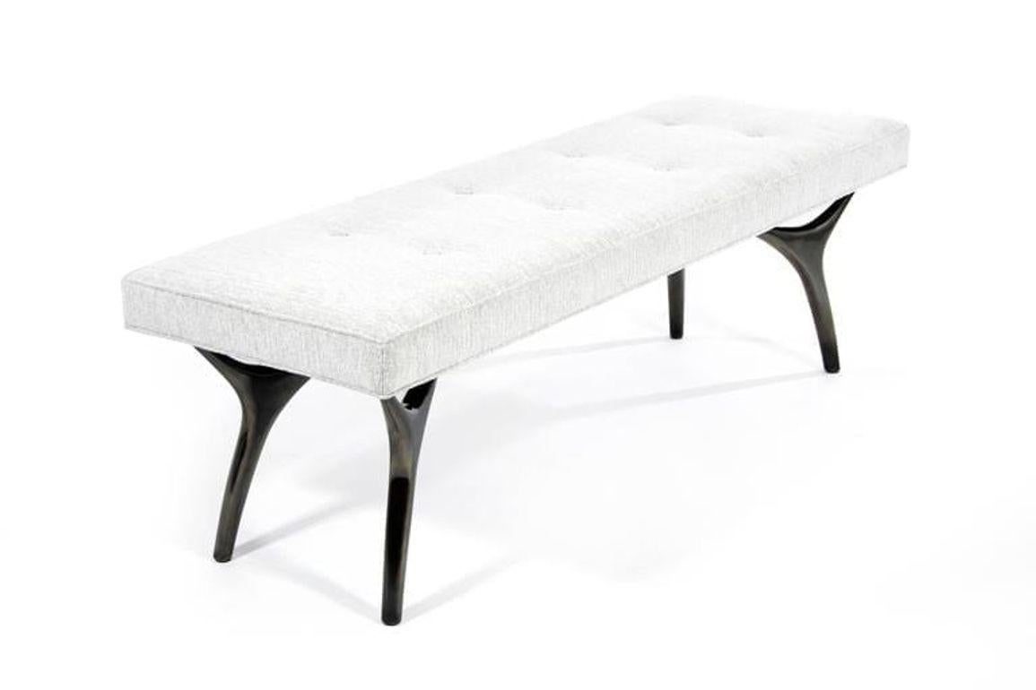 Die Crescent Bench von Carlos Solano für Stamford Modern ist eine bemerkenswerte Mischung aus Eleganz, Stabilität und handwerklicher Kunstfertigkeit. Diese exquisite Bank ist so konzipiert, dass sie jeden Raum durch ihre fesselnde Präsenz und
