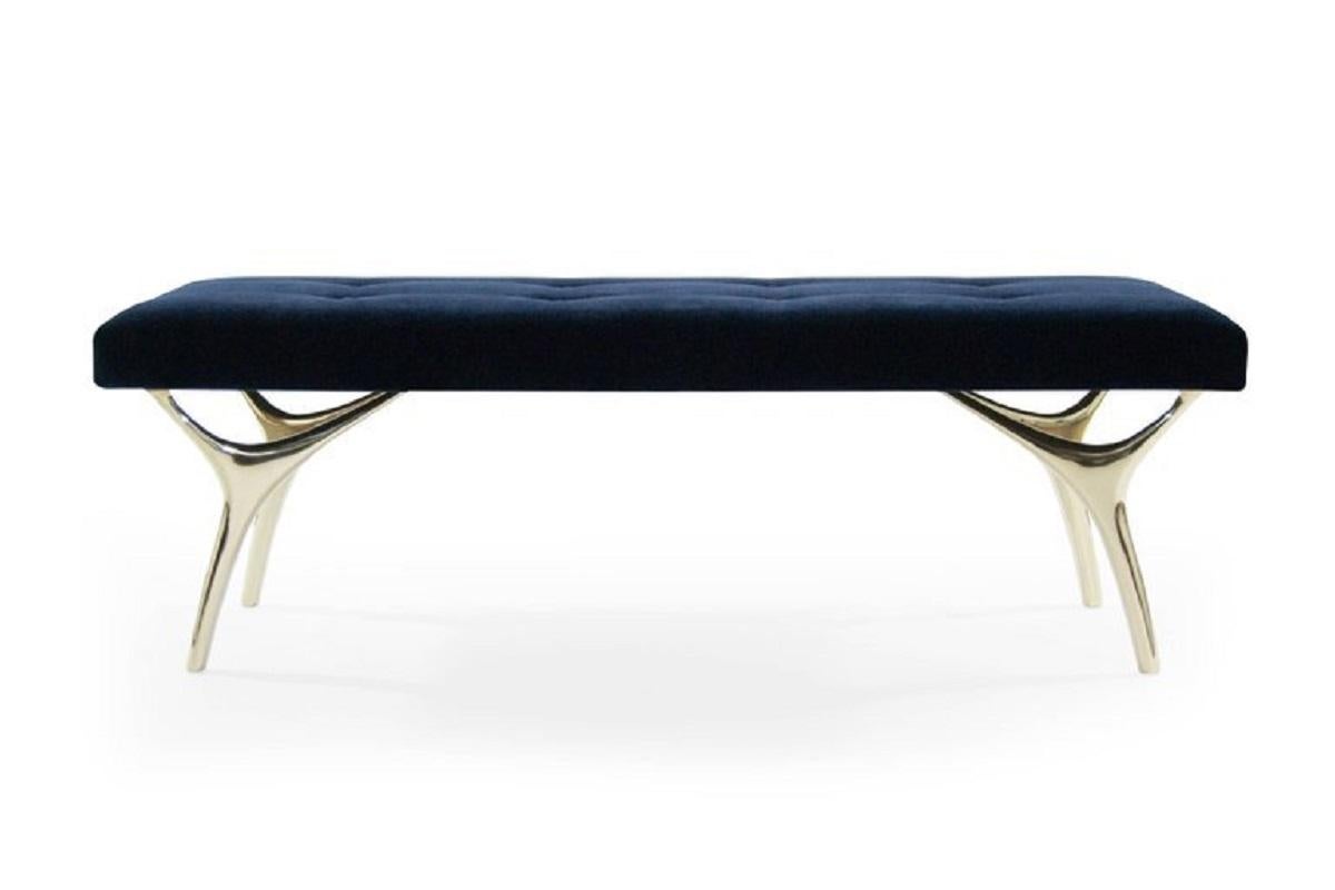 Le banc Crescent de Carlos Solano pour Stamford Modern est un mélange remarquable d'élégance, de stabilité et de savoir-faire artistique. Ce banc exquis est conçu pour mettre en valeur n'importe quel espace grâce à sa présence captivante et à sa