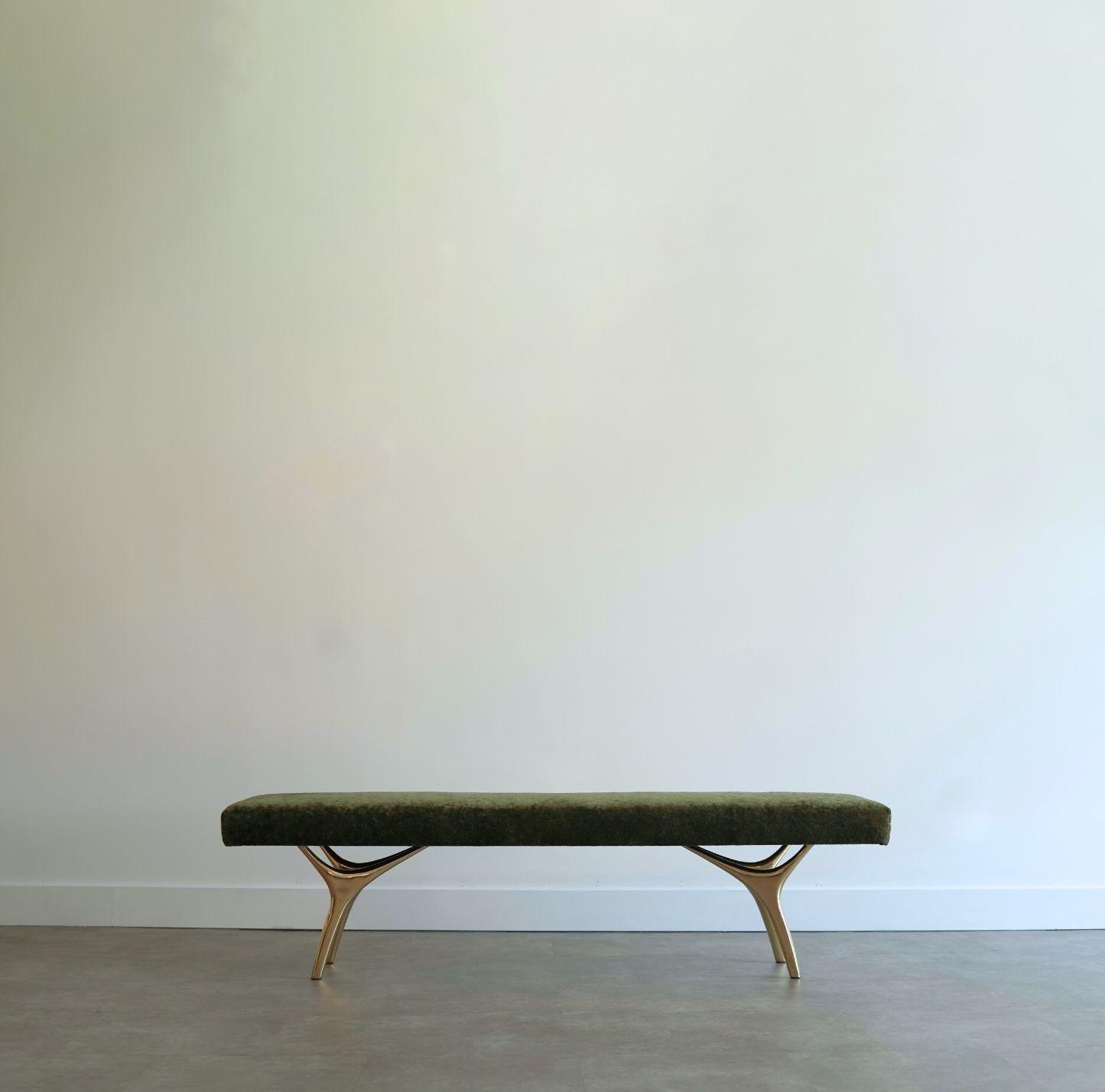 Descubre el banco Crescent de Carlos Solano para Stamford Modern: una refinada mezcla de elegancia escultural y artesanía. Con patas de fundición de latón macizo, está disponible en tres tamaños estándar: 48