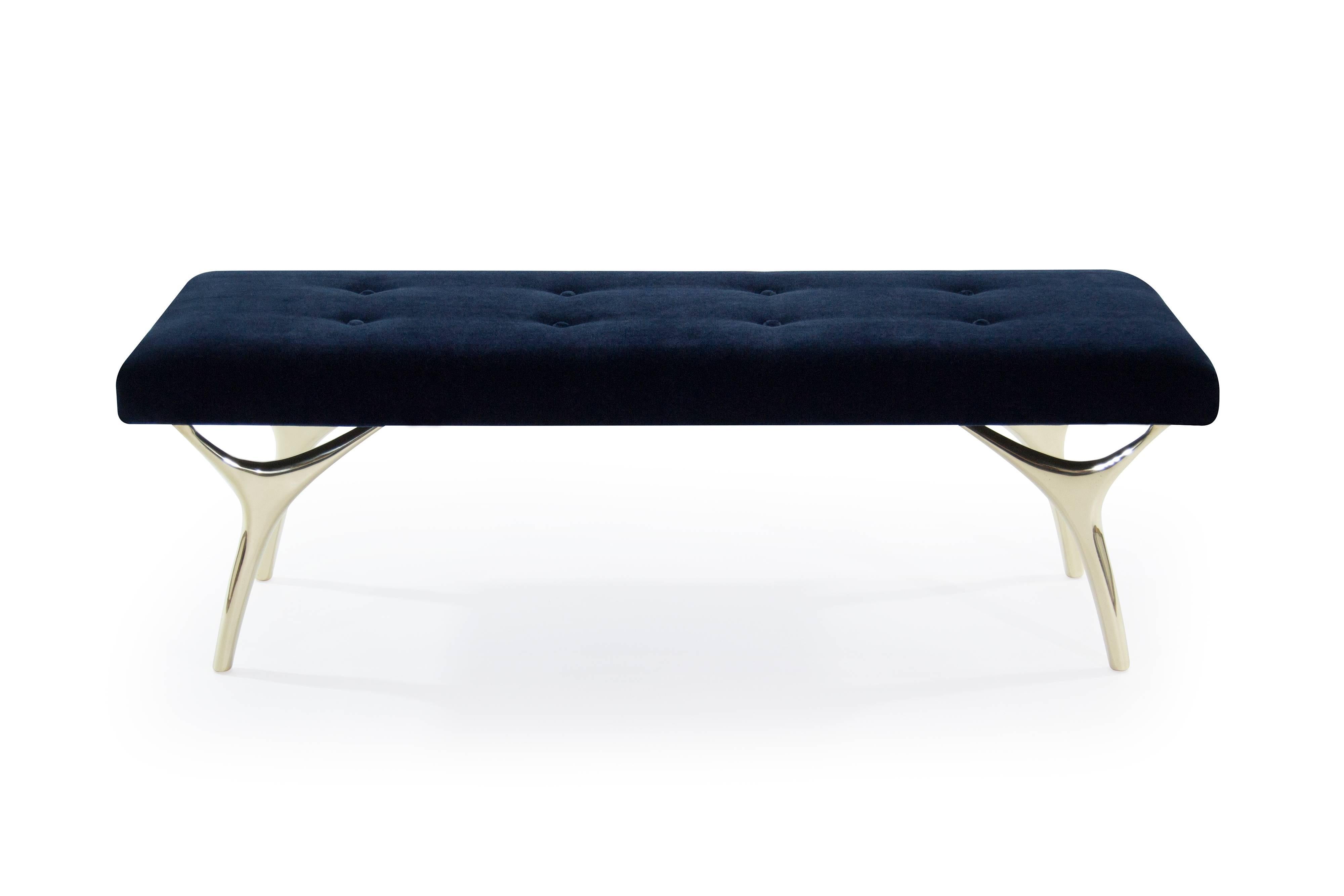 Die Crescent Bench von Carlos Solano für Stamford Modern ist eine bemerkenswerte Mischung aus Eleganz, Stabilität und handwerklicher Kunstfertigkeit. Diese exquisite Bank ist so konzipiert, dass sie jeden Raum durch ihre fesselnde Präsenz und