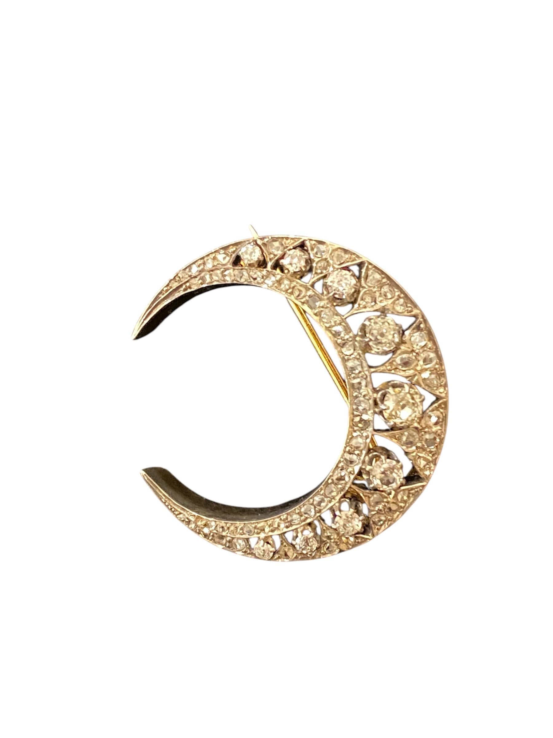 Brosche aus 19,2 kt - 800‰ Gelbgold und 833‰ Silber, in Form einer Mondsichel, besetzt mit Diamanten im alten europäischen Schliff und im Rosenschliff, insgesamt etwa 1 ct.
Portugiesisch, mit dem Prüfzeichen von Lissabon (1887-1932) und einer