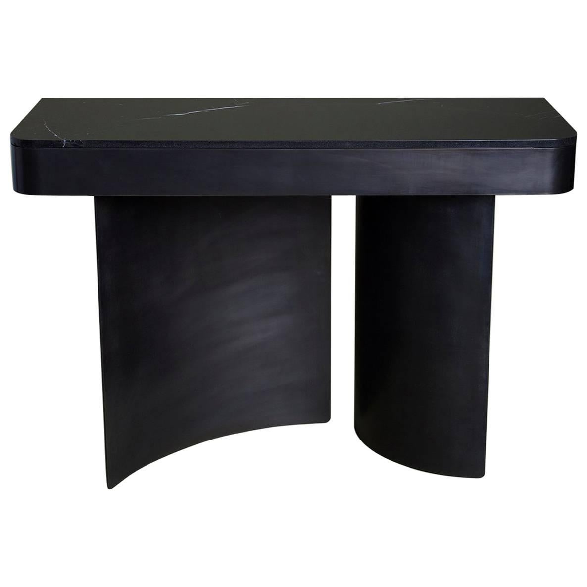 Consola Crescent de acero contemporáneo ennegrecido con tapa de mármol negro