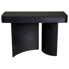 Consola Crescent de acero contemporáneo ennegrecido con tapa de mármol negro