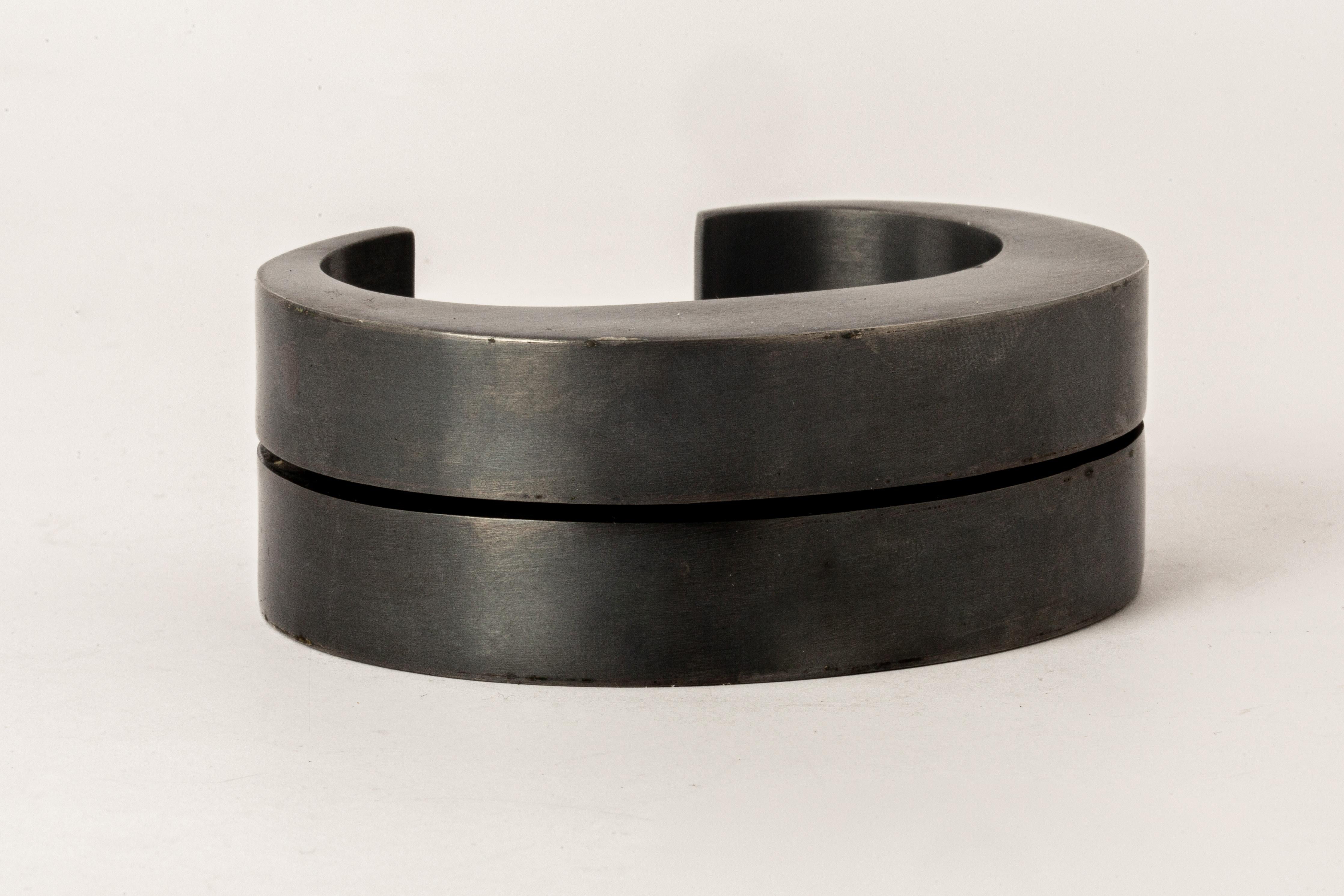Crescent Crevice Bracelet v2 (30mm, KA) In New Condition For Sale In Paris, FR