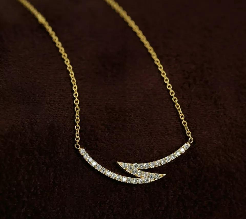 Collana con ciondolo Crescent Diamond Bar in oro massiccio 14k Zig Zag curvo
Leggero, può essere indossato tutti i giorni

Informazioni aggiuntive:
Condit: Nuovo con etichette: Un articolo nuovo di zecca, non usato e non indossato (compresi gli