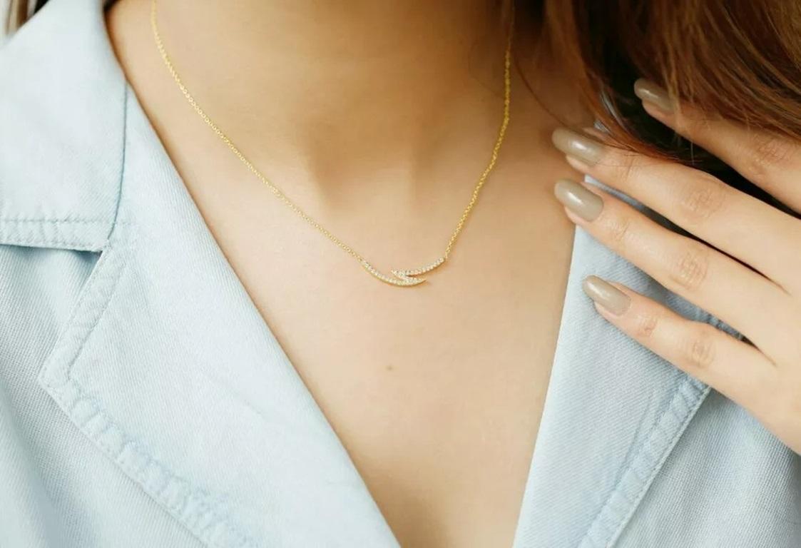 Collana con ciondolo a barre con diamanti a mezzaluna curva di Zig Zag in oro massiccio 14k In condizioni Nuovo in vendita a Chicago, IL