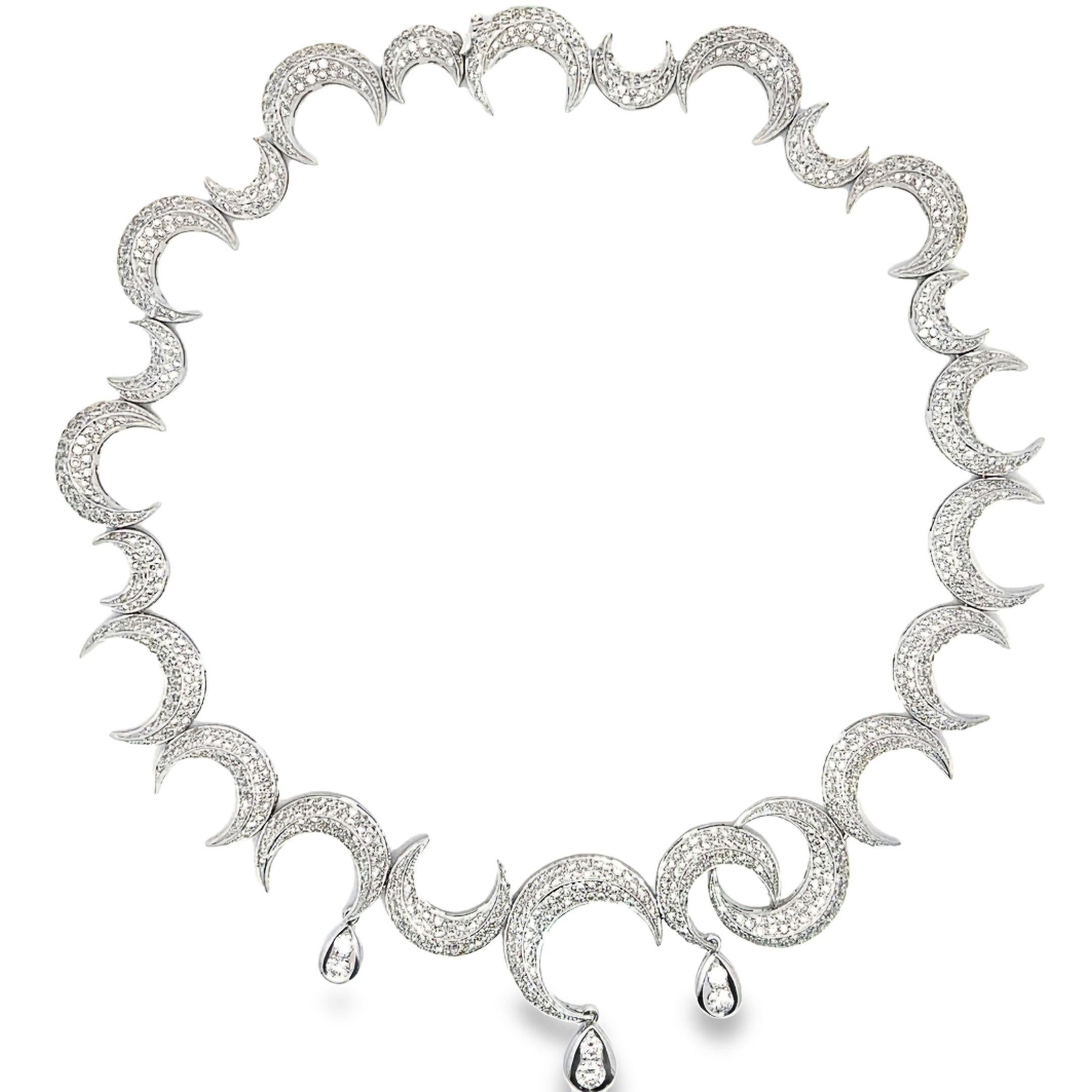 Ce magnifique collier de diamants est un exemple de luxe dans la conception de bijoux. Fabriqué en or blanc 18 carats pesant 96,816 grammes, il présente une série de formes en croissant méticuleusement pavées d'un grand total de 15,73 carats de
