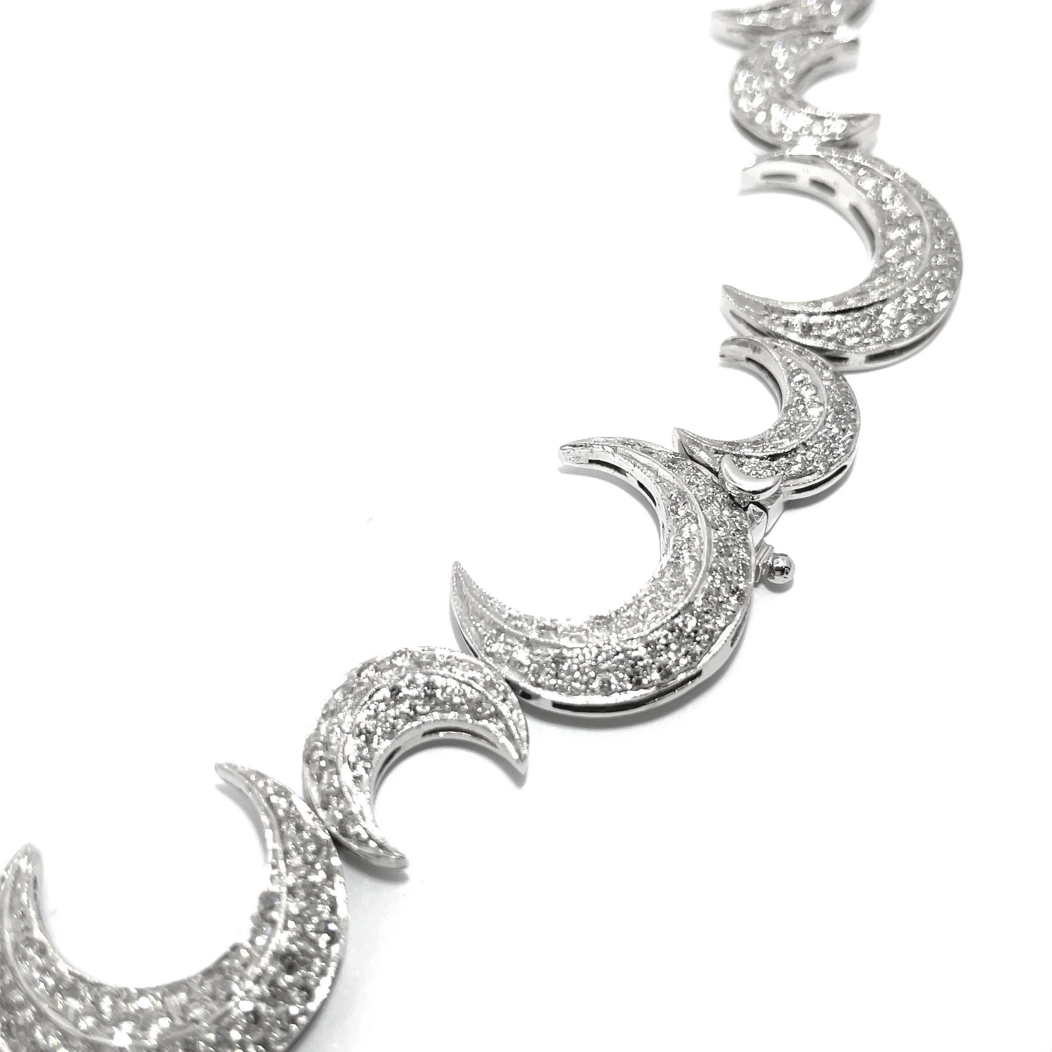 Collier pavé de diamants en forme de croissant avec gouttes de diamants amovibles Neuf - En vente à Hong Kong, HK