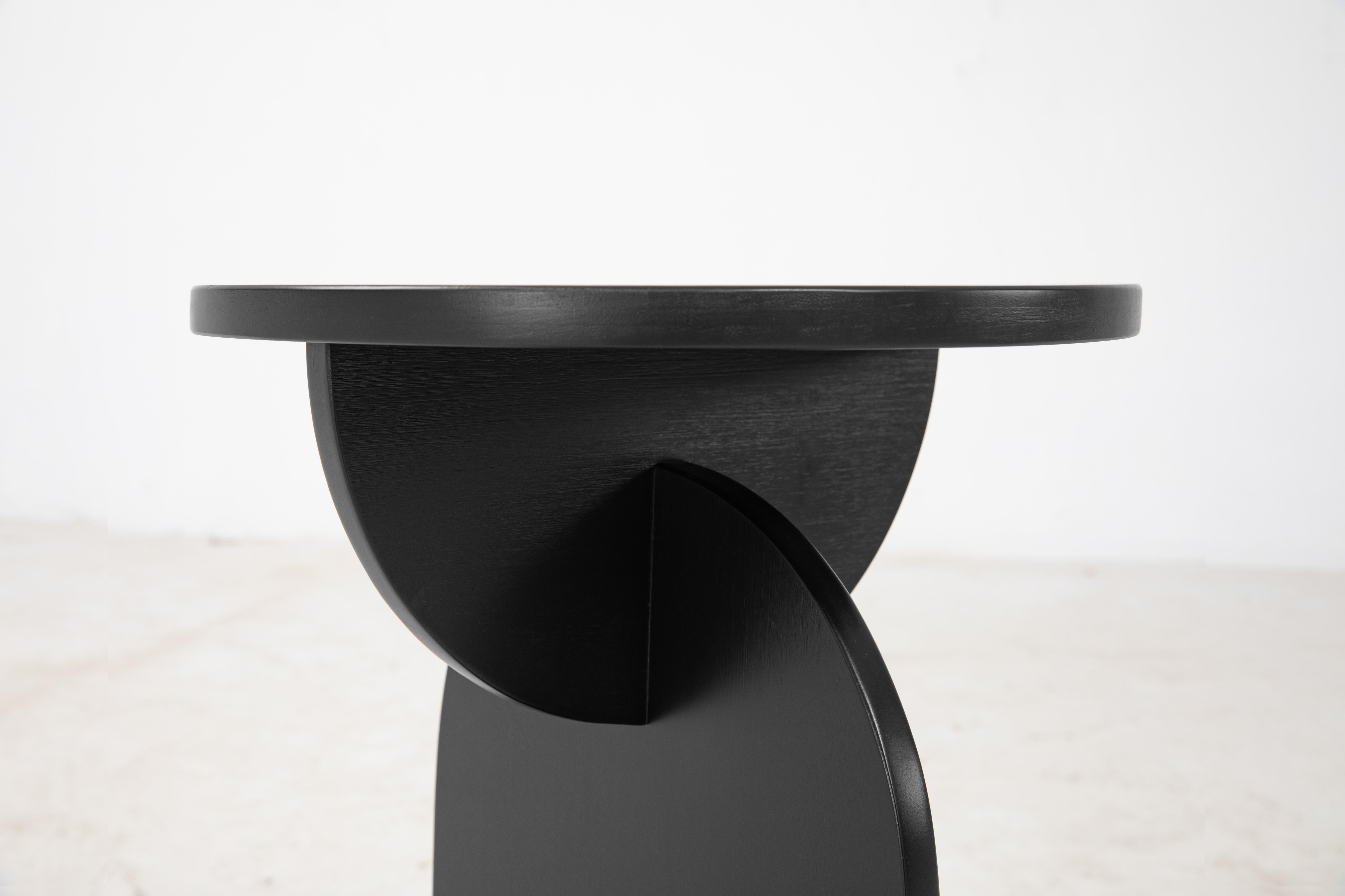 Chinois Table d'appoint Crescent, table d'extrémité noire minimaliste en vente