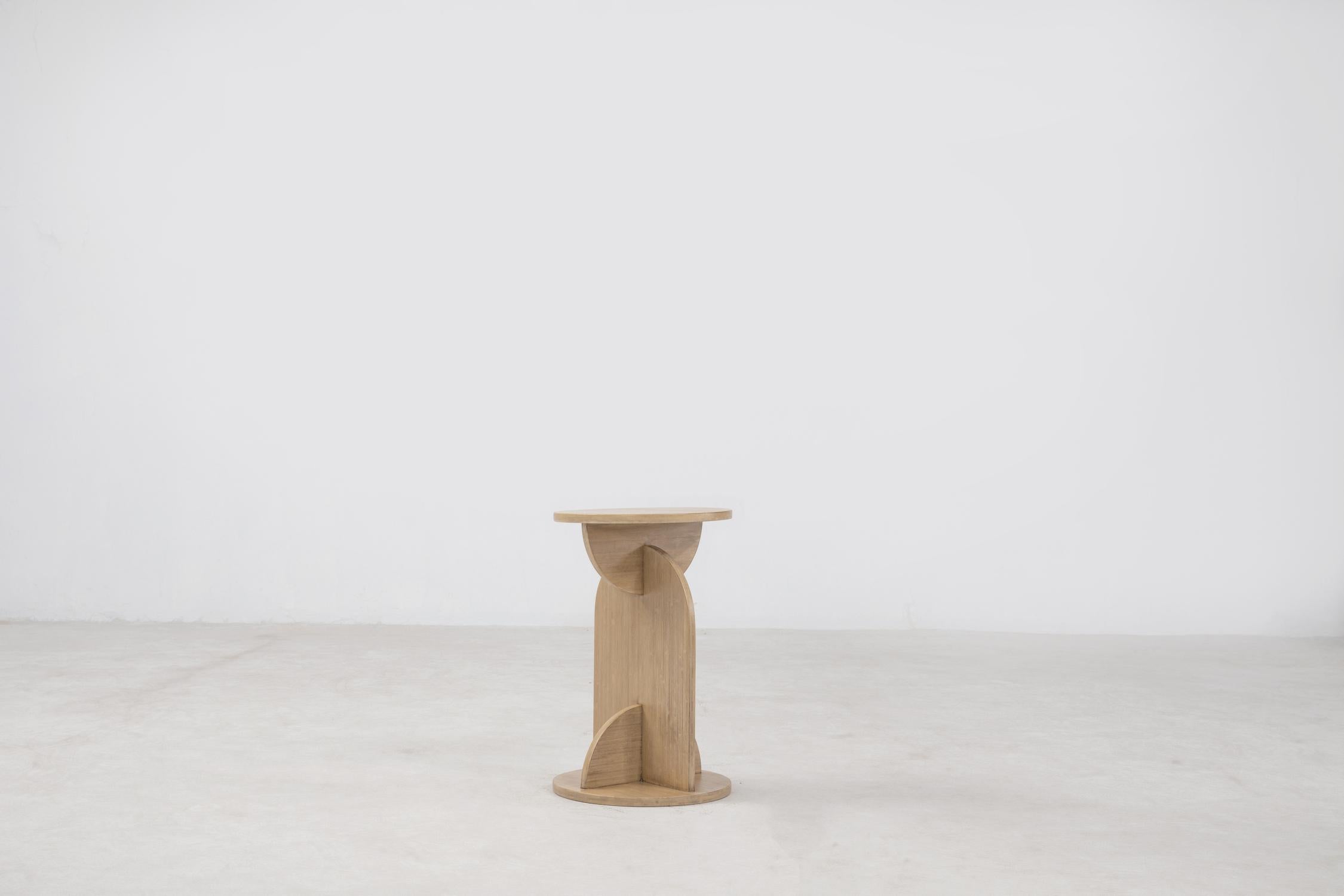 Table d'extrémité Crescent, table d'extrémité minimaliste cognac en vente 1