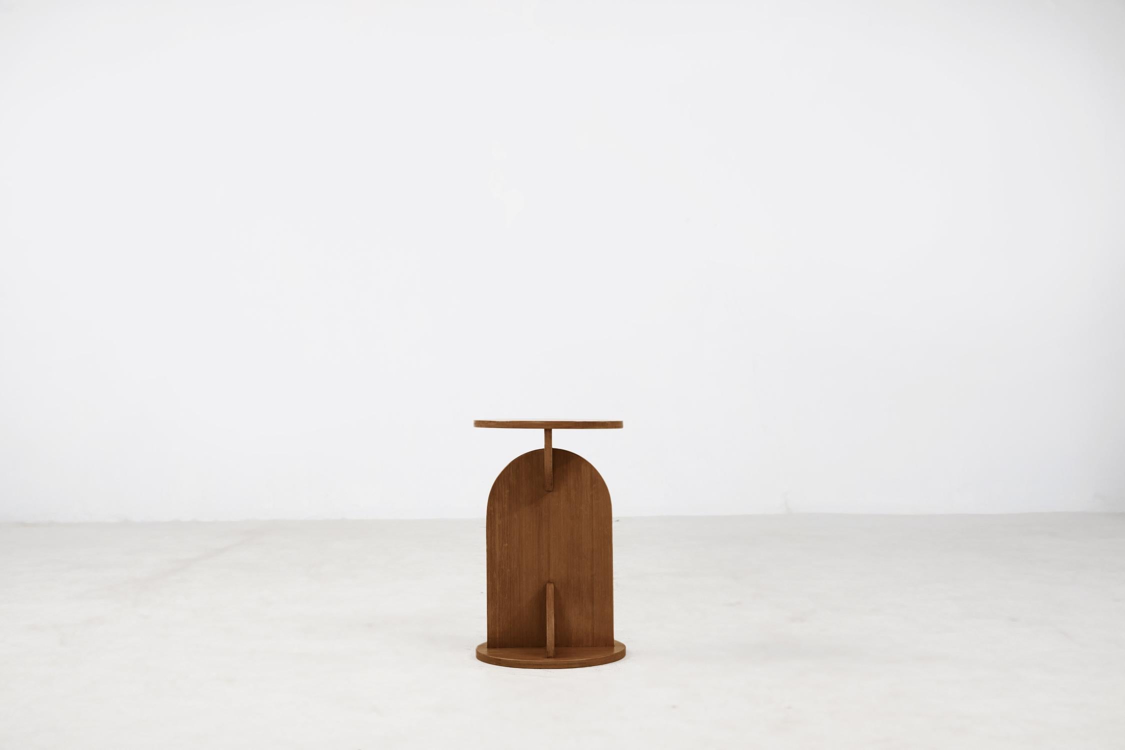Une table d'appoint d'inspiration lunaire, où les courbes sont à l'honneur. Placez-la près de votre canapé, de votre fauteuil d'appoint ou dans son propre petit coin. Peut-être mettre quelques choses dessus. Veuillez noter que nous fabriquons chaque