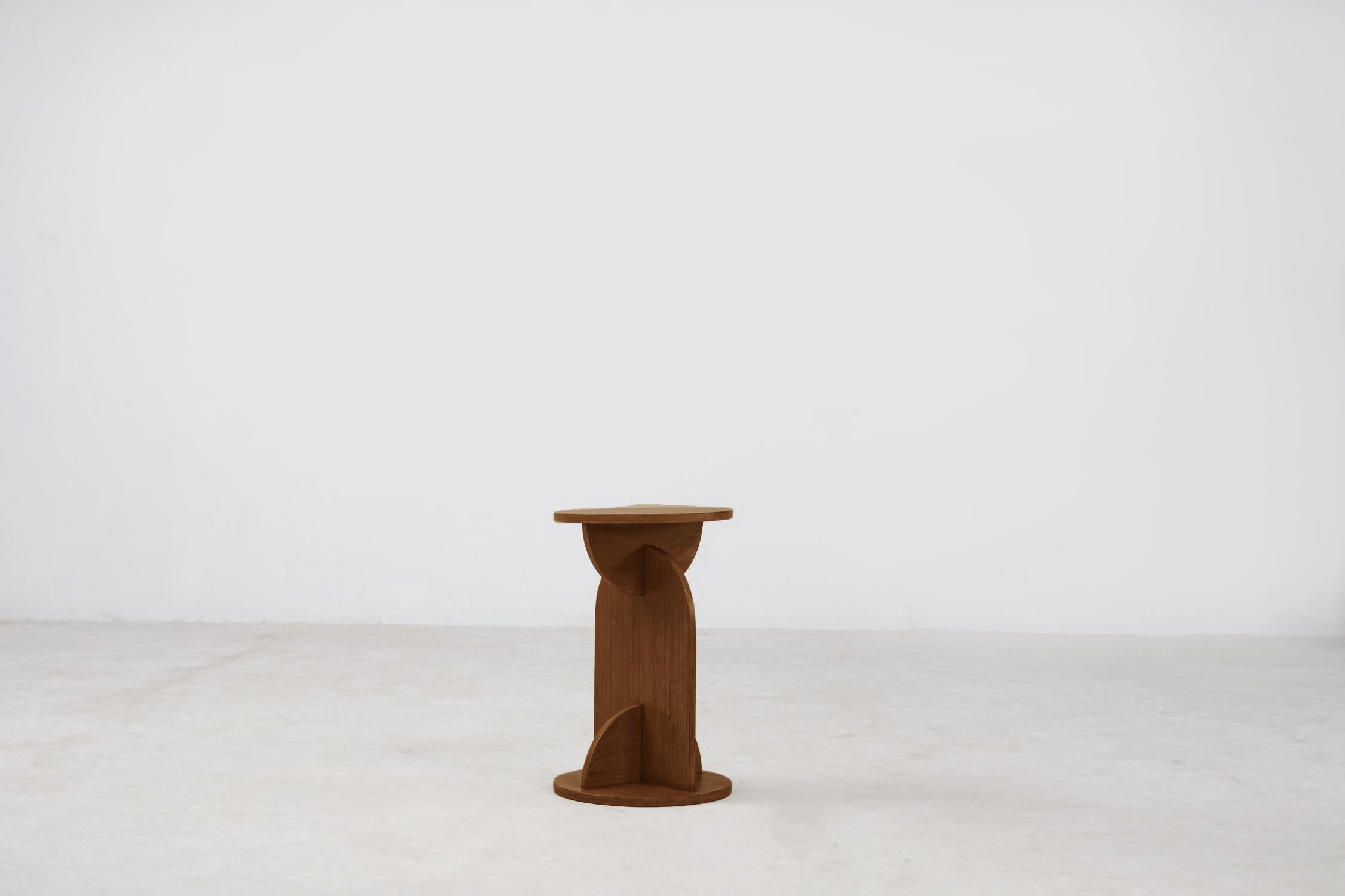 Minimaliste Table d'extrémité Crescent, table d'extrémité minimaliste cognac en vente