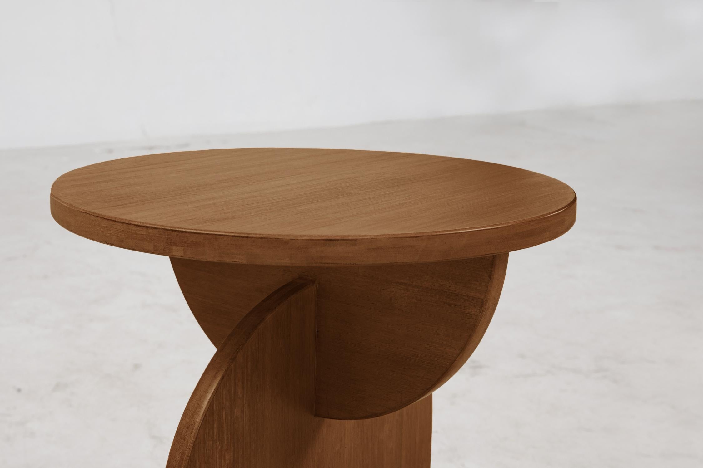 Chinois Table d'extrémité Crescent, table d'extrémité minimaliste cognac en vente