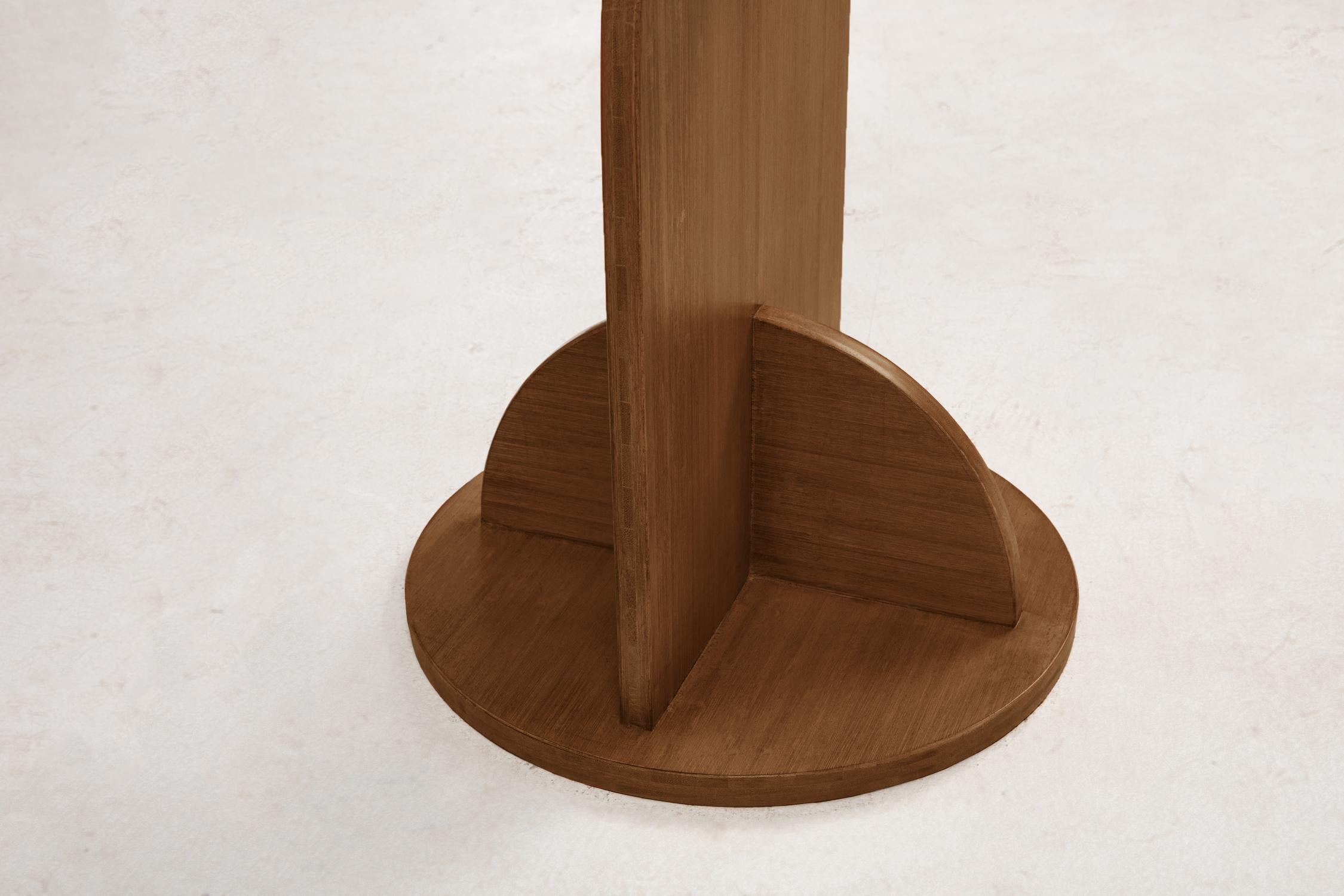 Menuiserie Table d'extrémité Crescent, table d'extrémité minimaliste cognac en vente