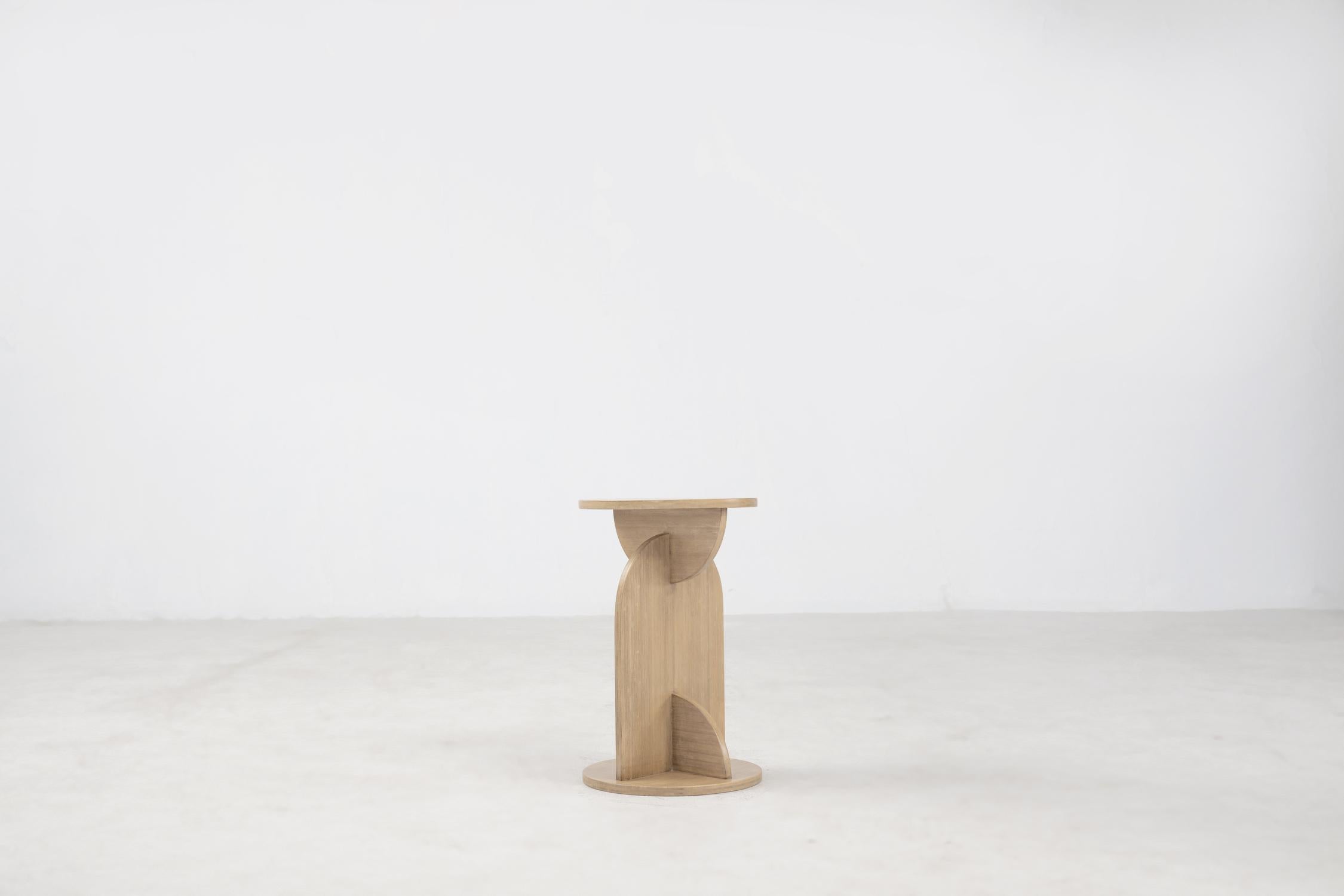 Bambou Table d'extrémité Crescent, table d'extrémité minimaliste cognac en vente