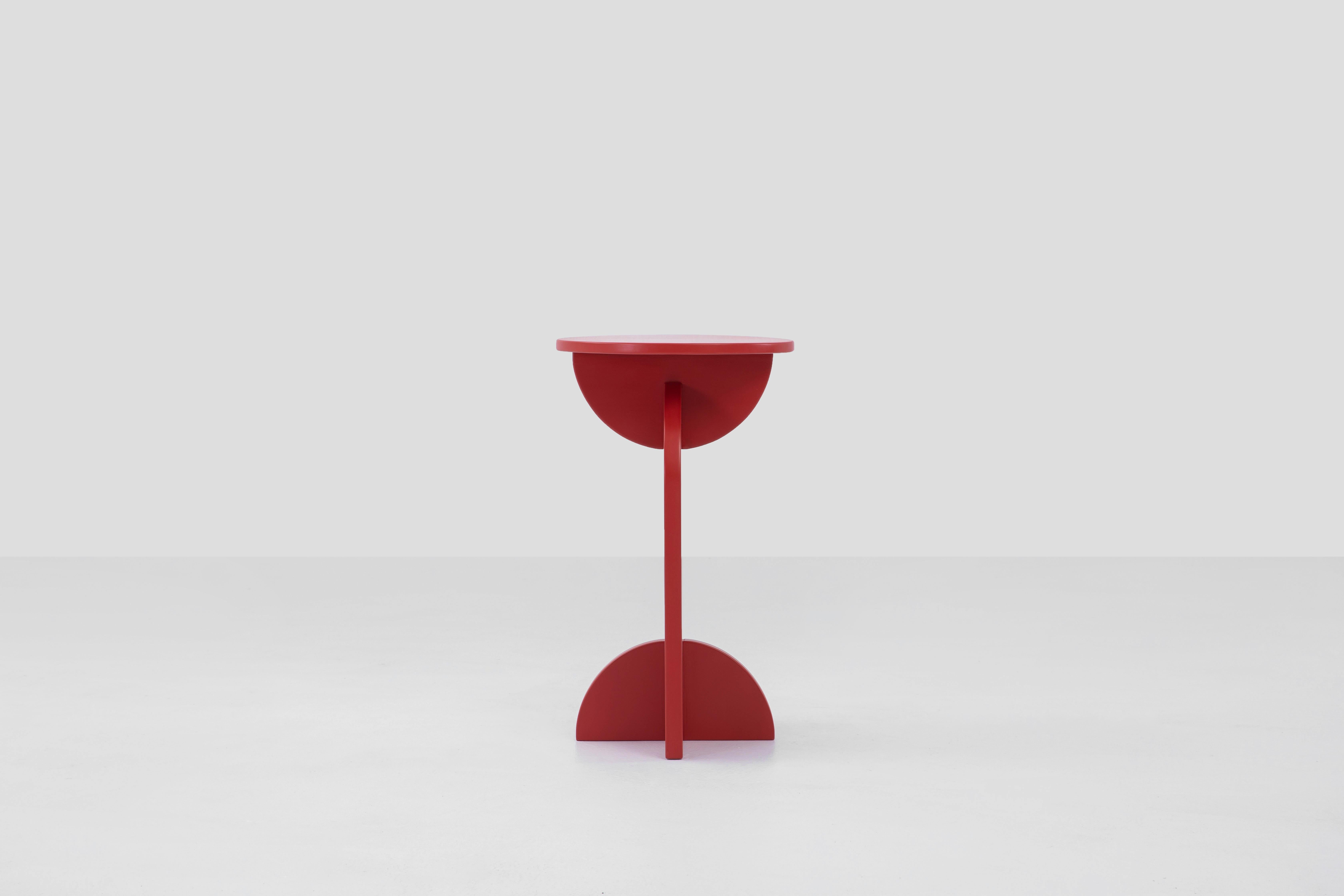 Minimaliste Table d'extrémité Crescent, table d'extrémité rouge minimaliste en vente